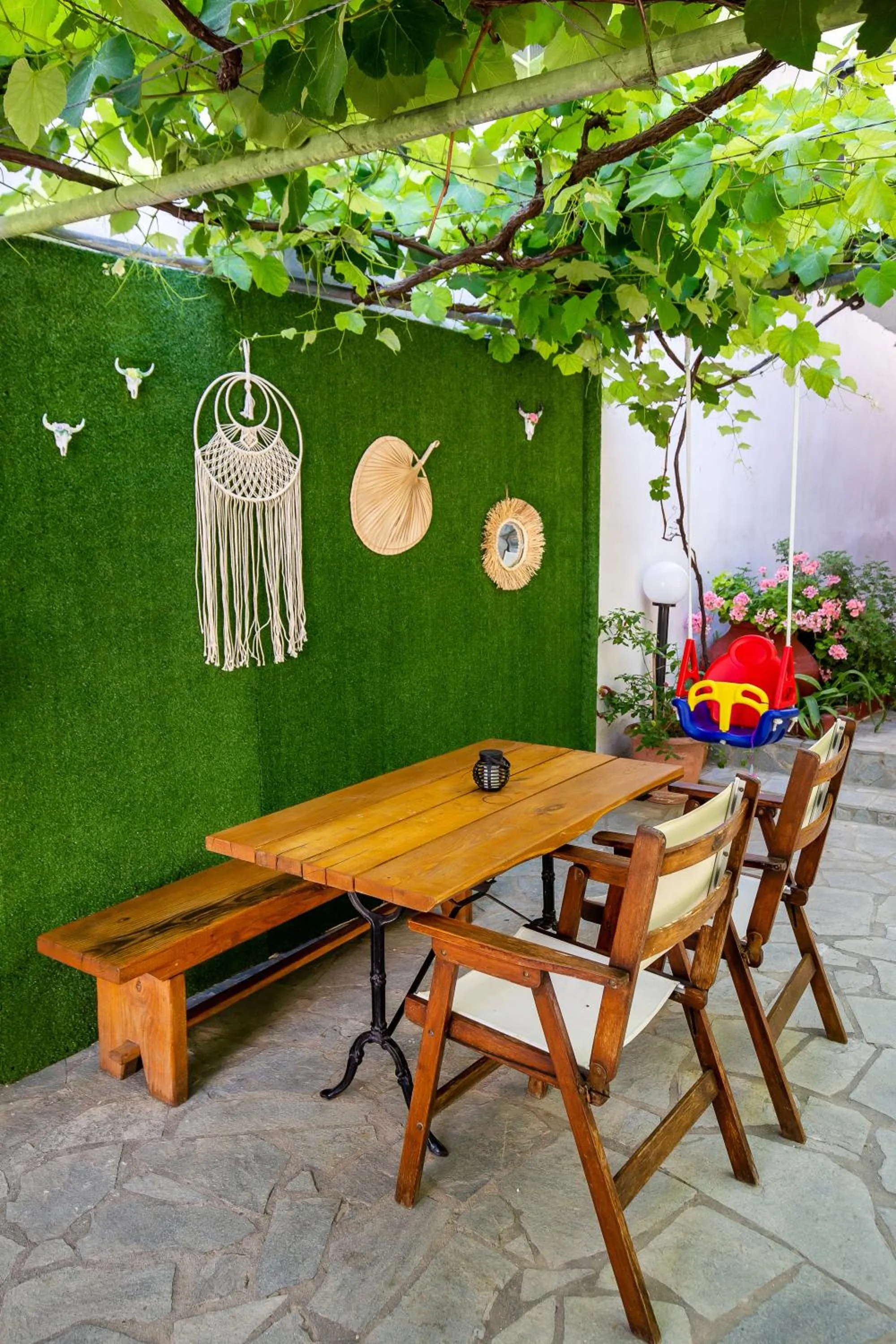 Garden in Famelia Studios Lampiris