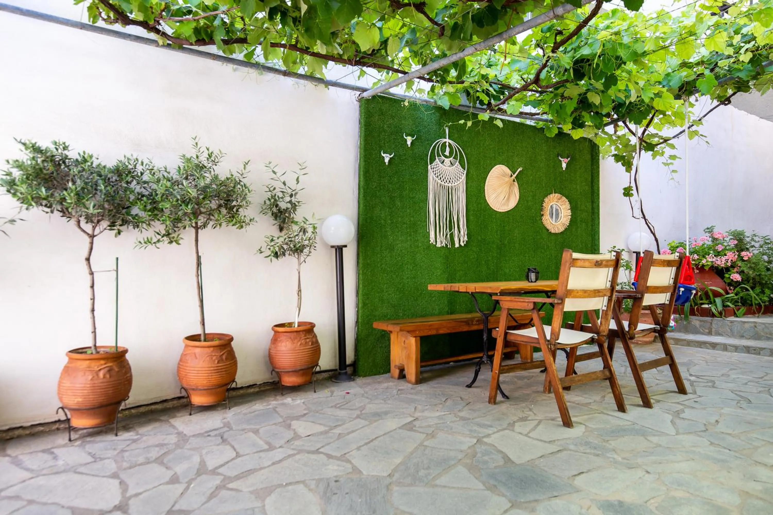 Garden in Famelia Studios Lampiris