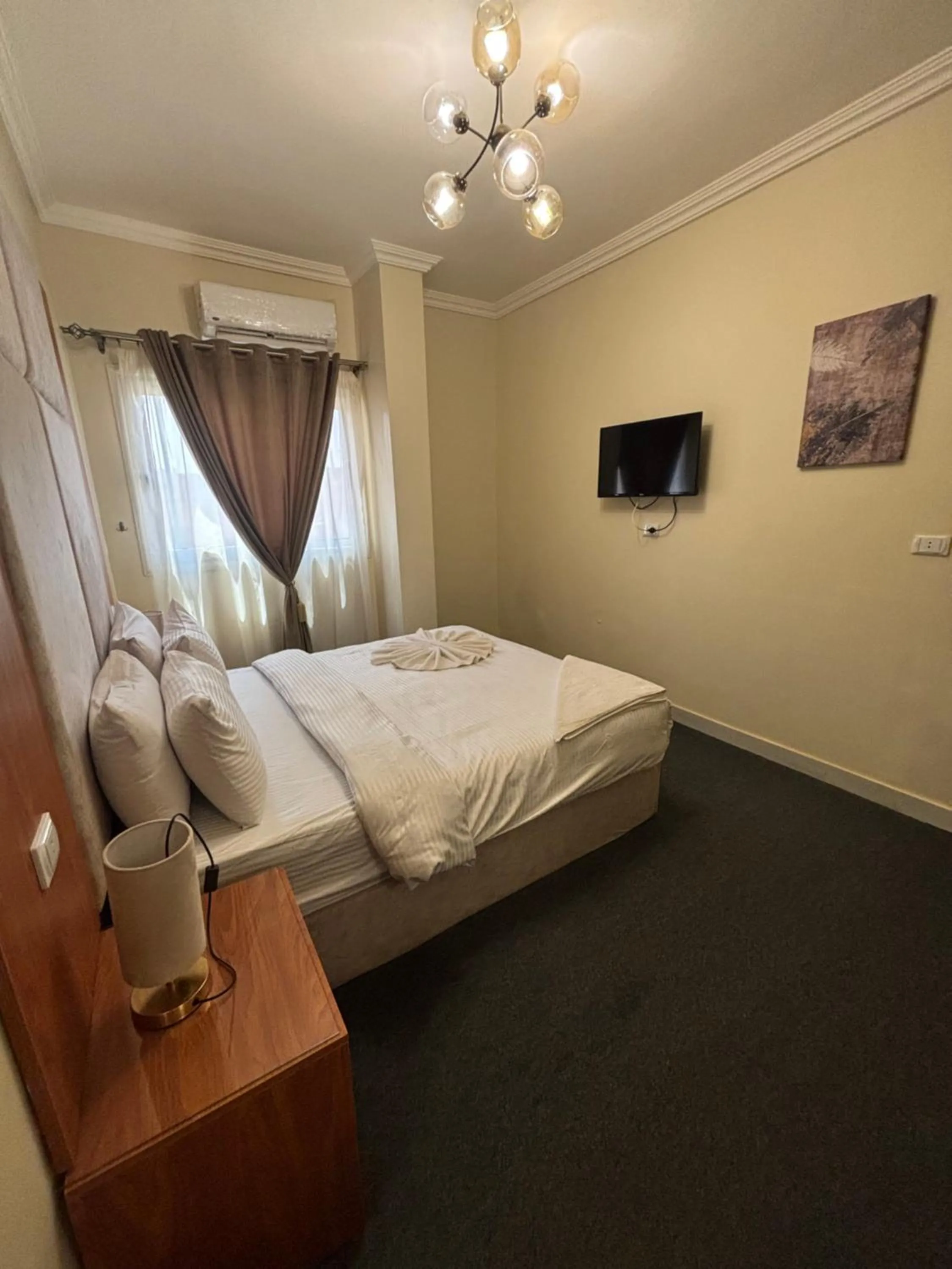 Photo of the whole room, Bed in Solima Pyramids View