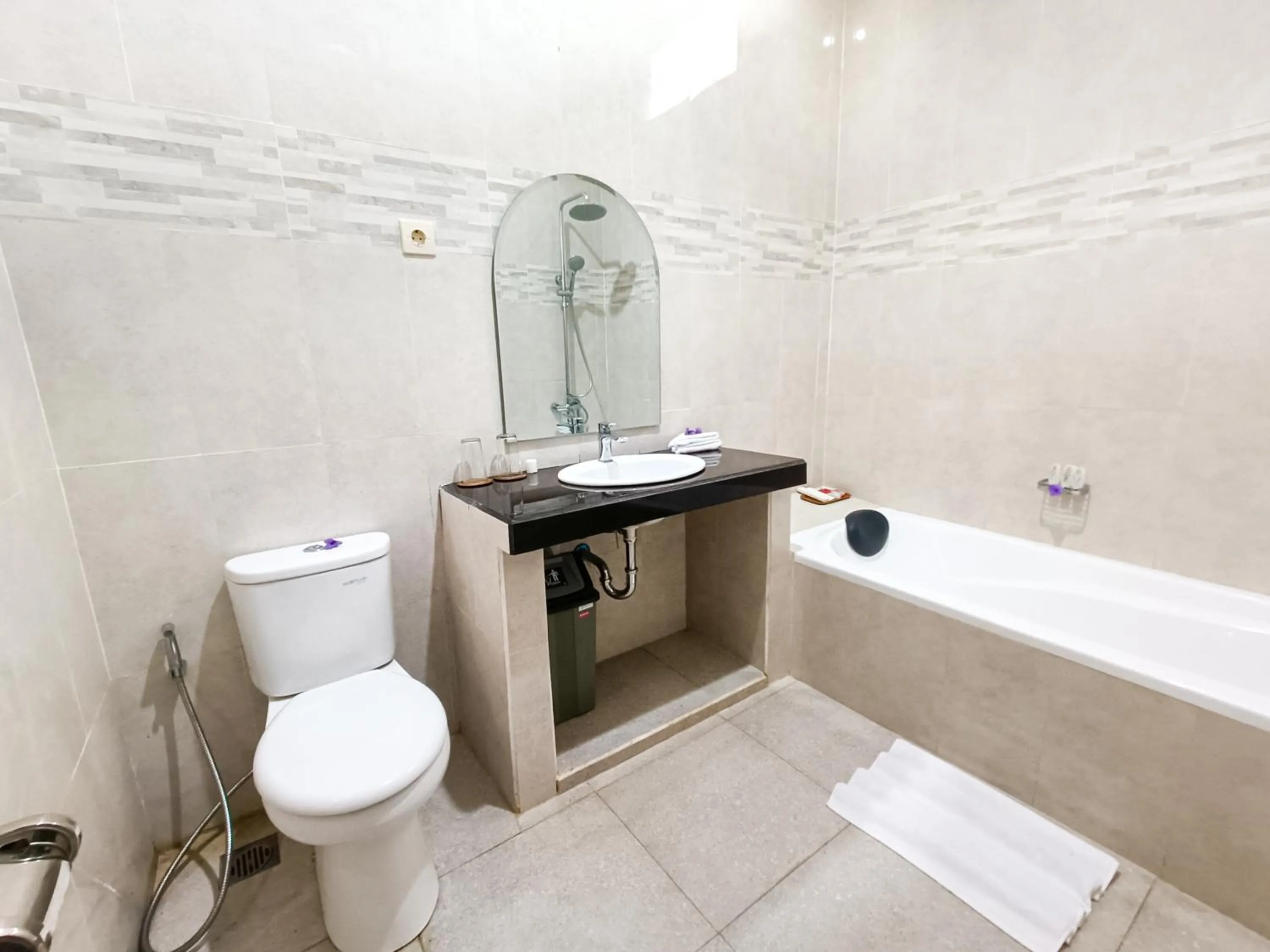 Shower in Wisata Bintang Hotel