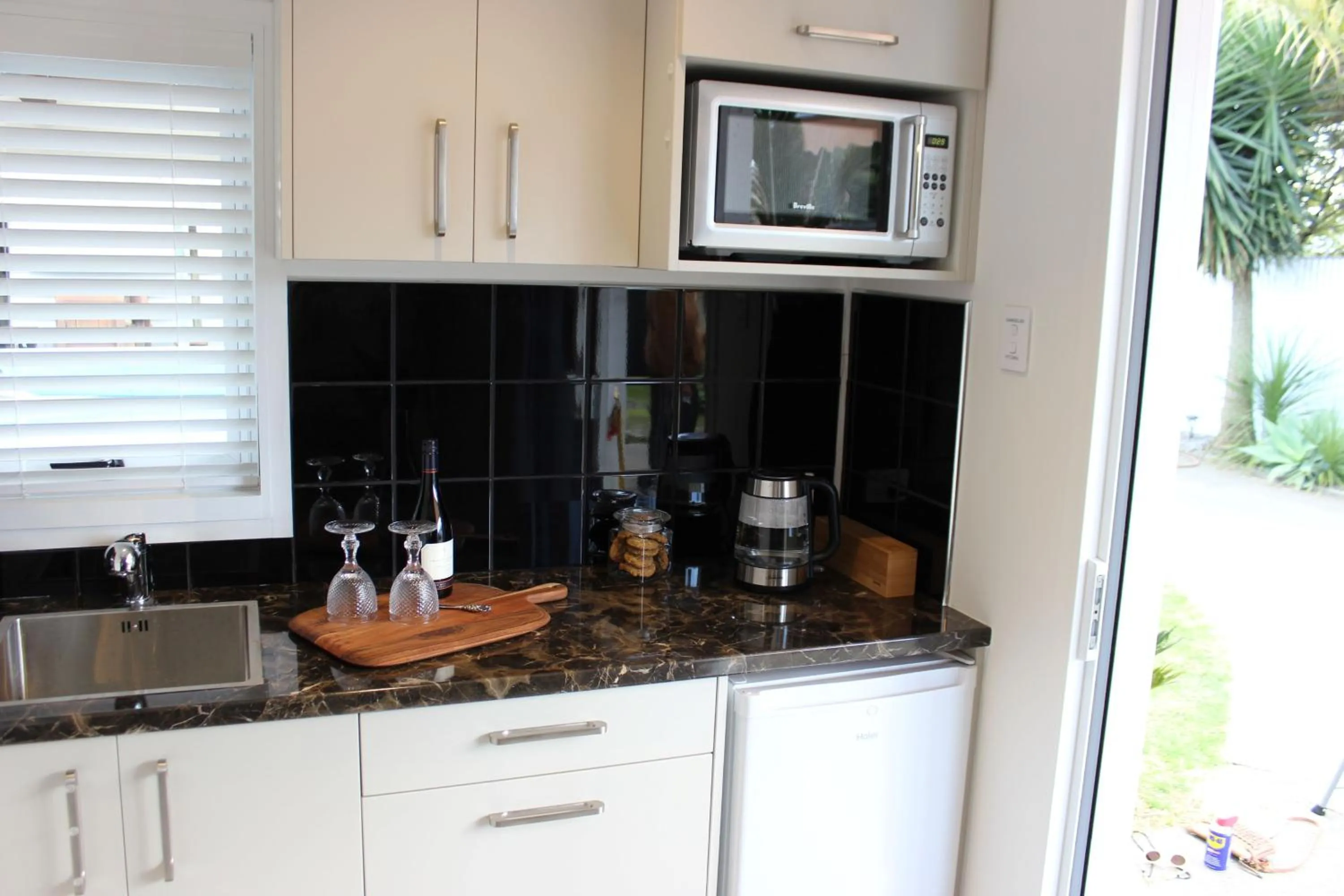 Kitchen or kitchenette in The Pool House Bed & Breakfast - Near Marine Parade Napier