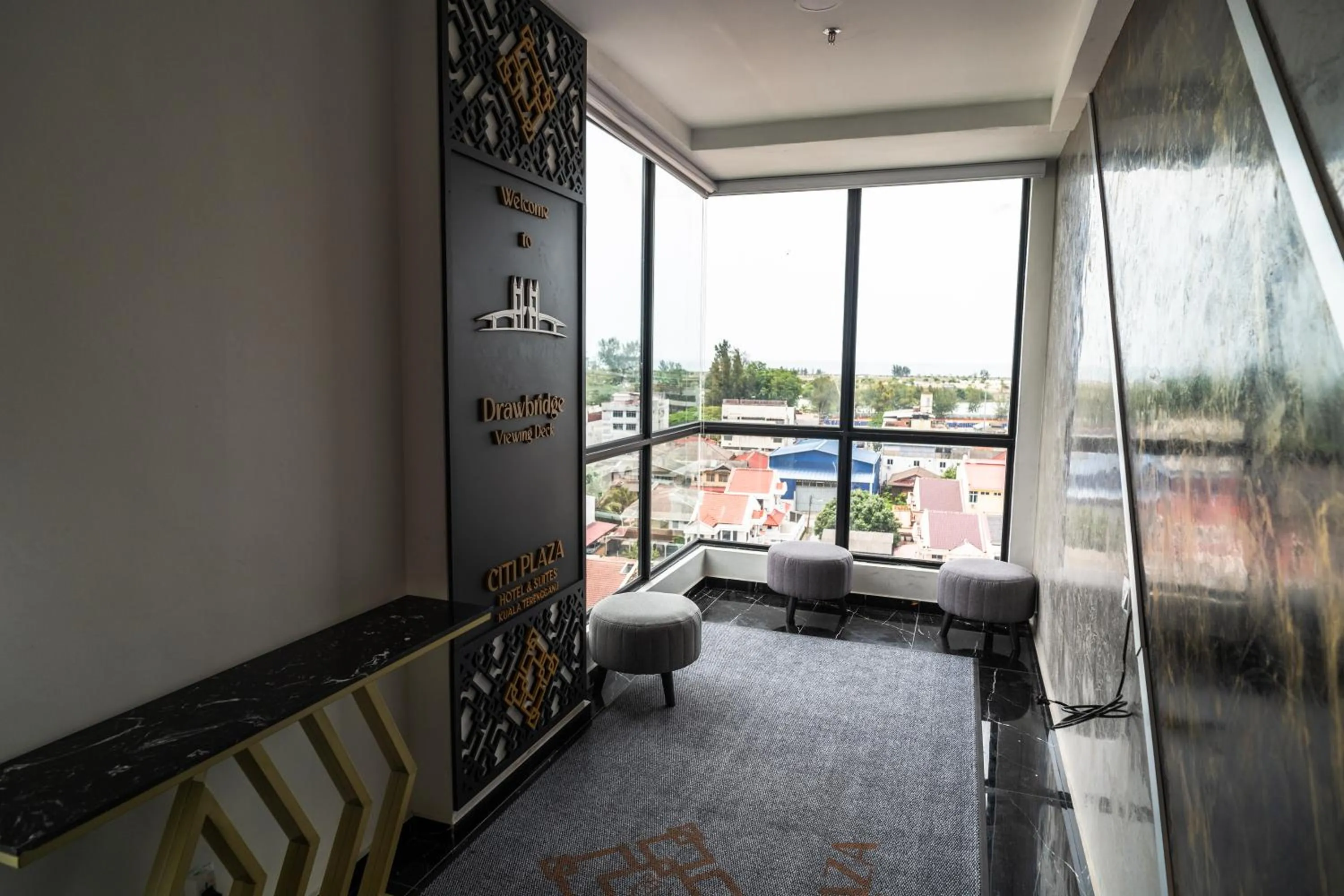 Seating area in DJ Citi Plaza Hotel & Suites