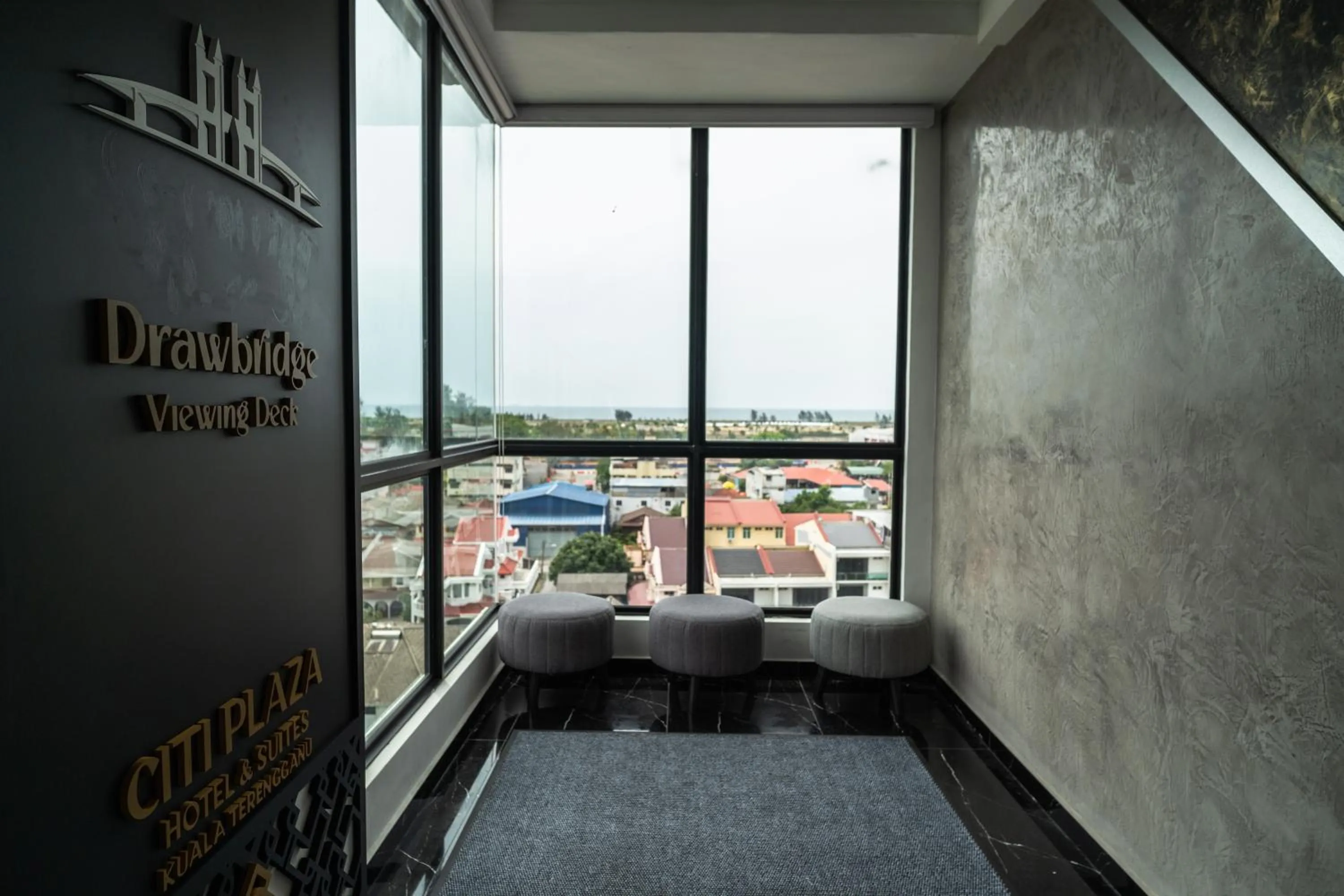 Seating area in DJ Citi Plaza Hotel & Suites