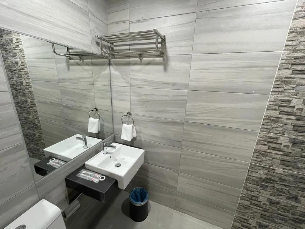 Toilet in DJ Citi Plaza Hotel & Suites