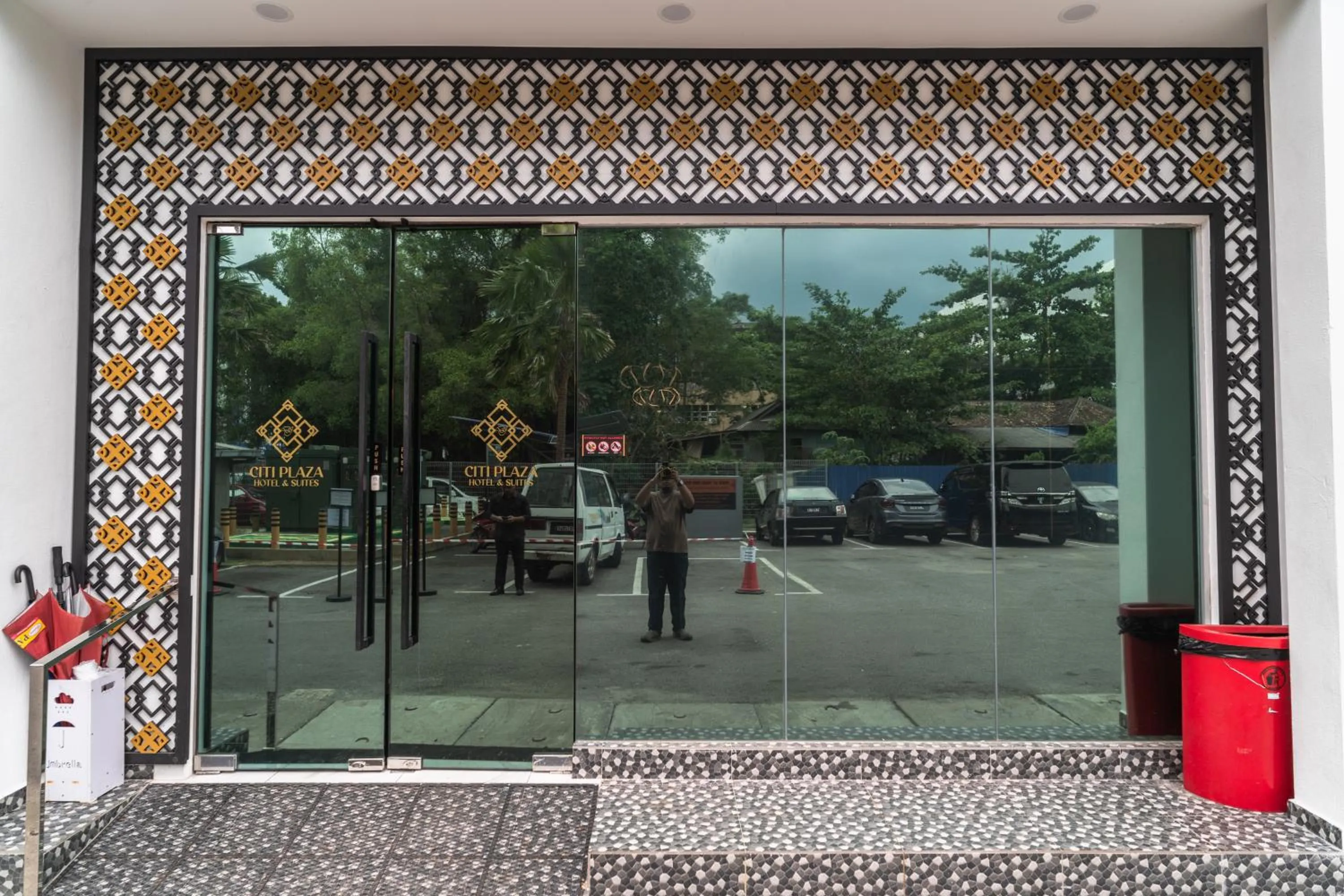 Facade/entrance in DJ Citi Plaza Hotel & Suites