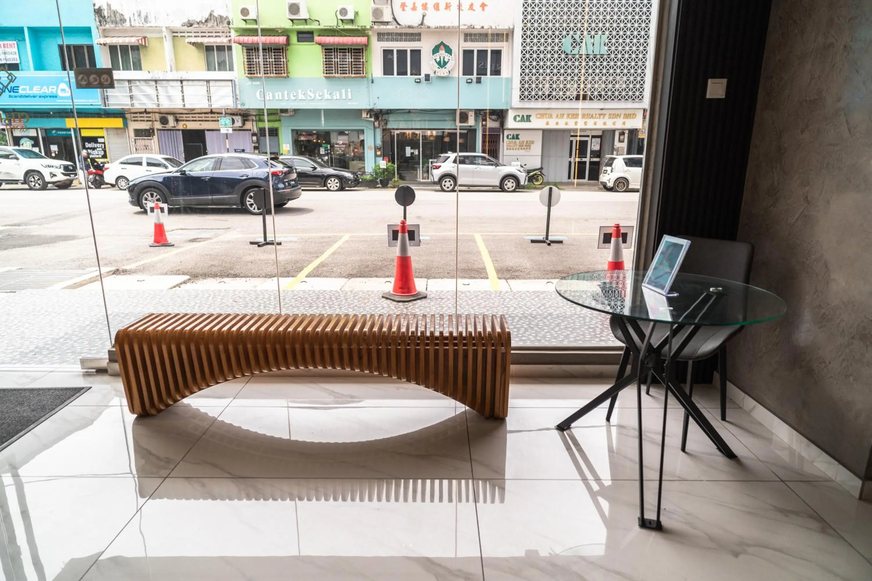 Seating area in DJ Citi Plaza Hotel & Suites
