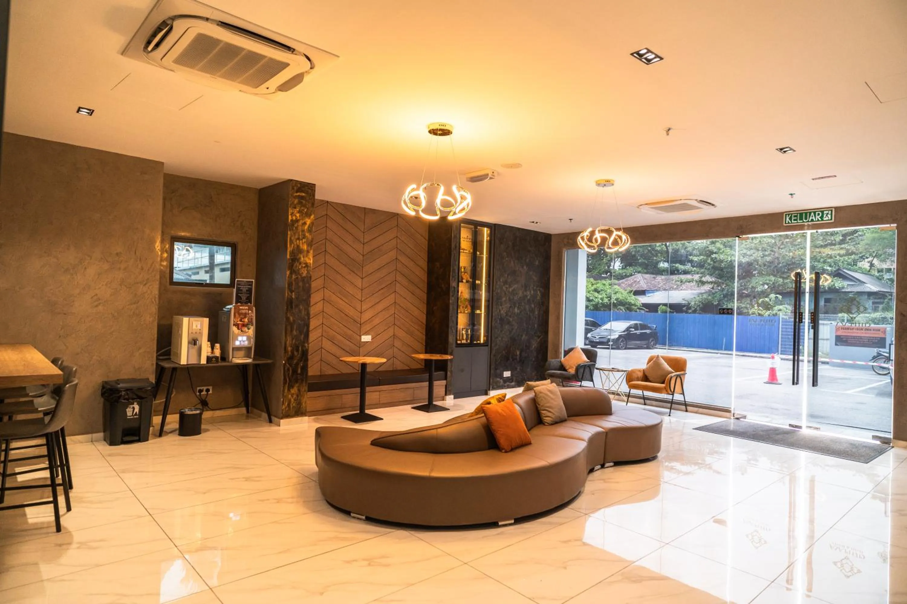 Seating area in DJ Citi Plaza Hotel & Suites