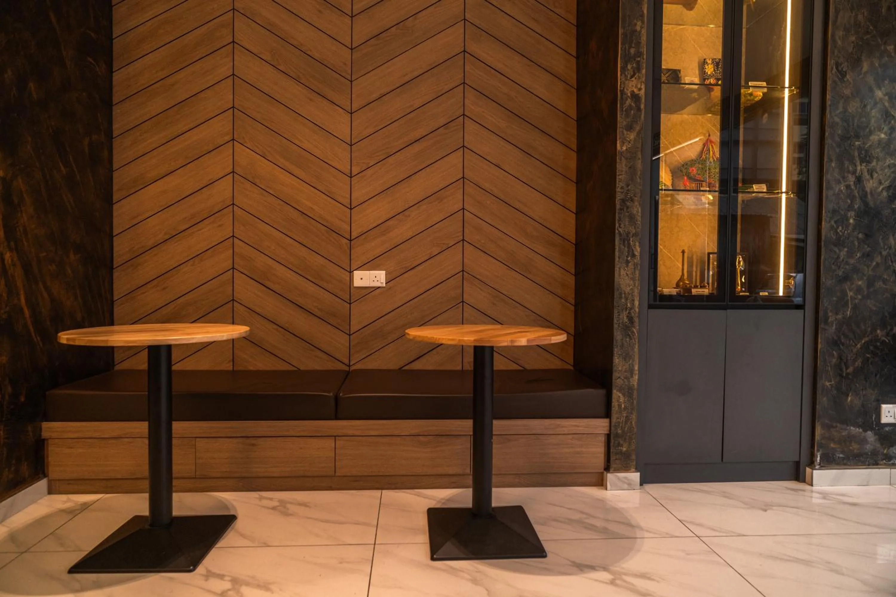 Seating area in DJ Citi Plaza Hotel & Suites