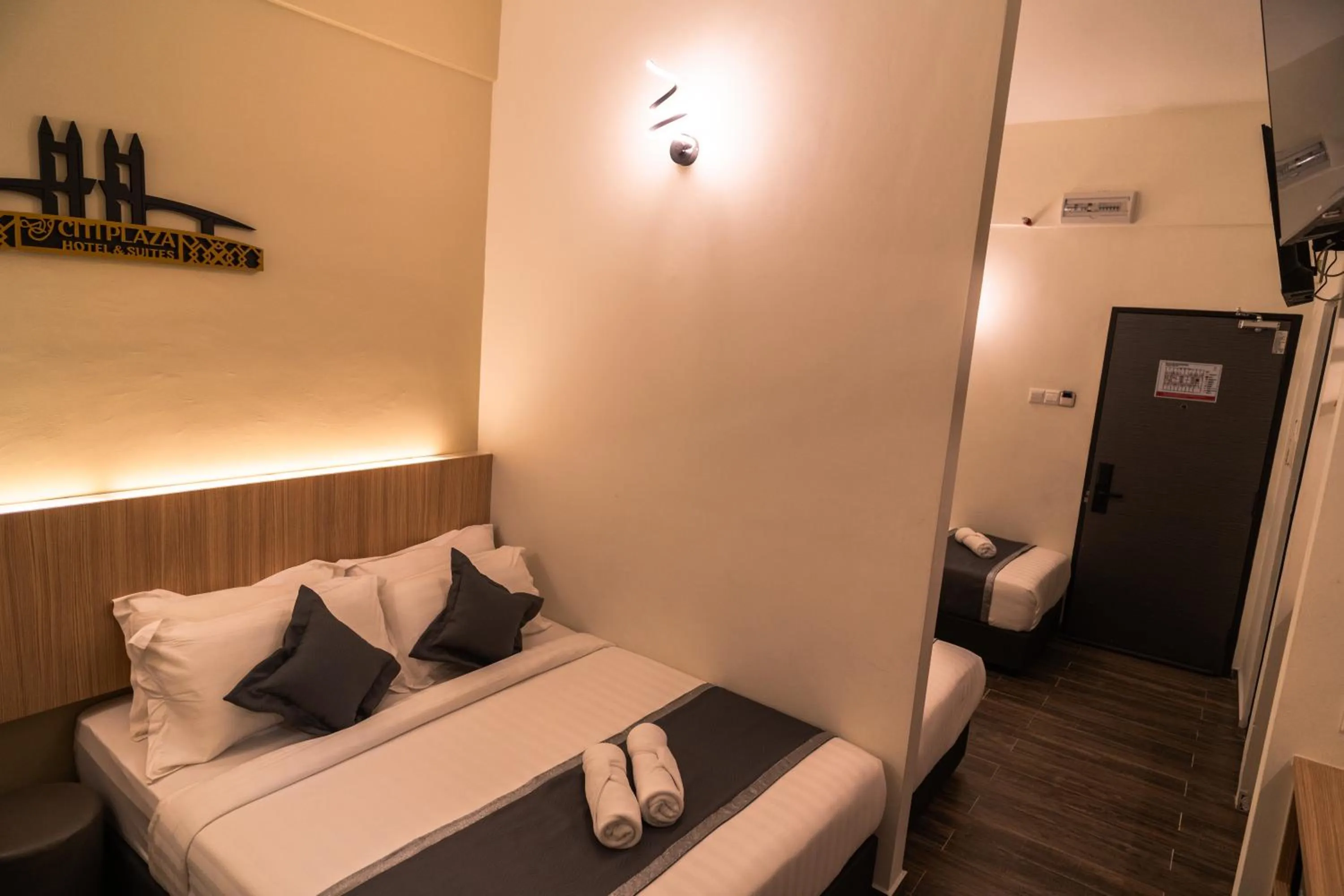 Bed in DJ Citi Plaza Hotel & Suites