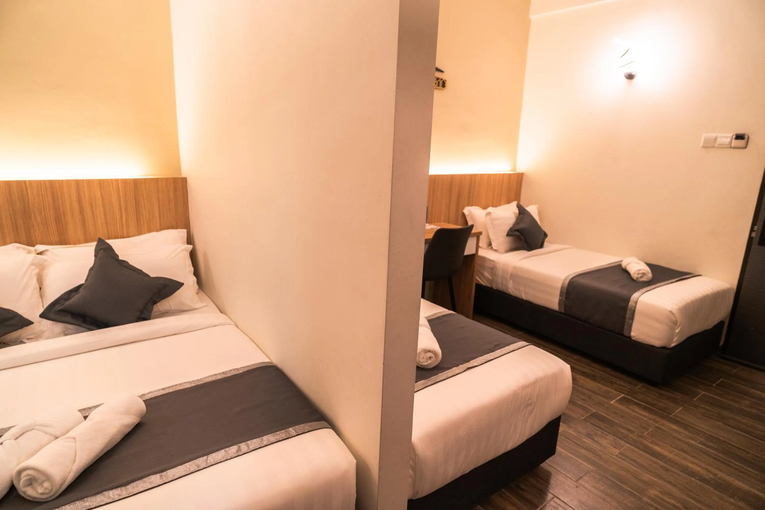 Bed in DJ Citi Plaza Hotel & Suites