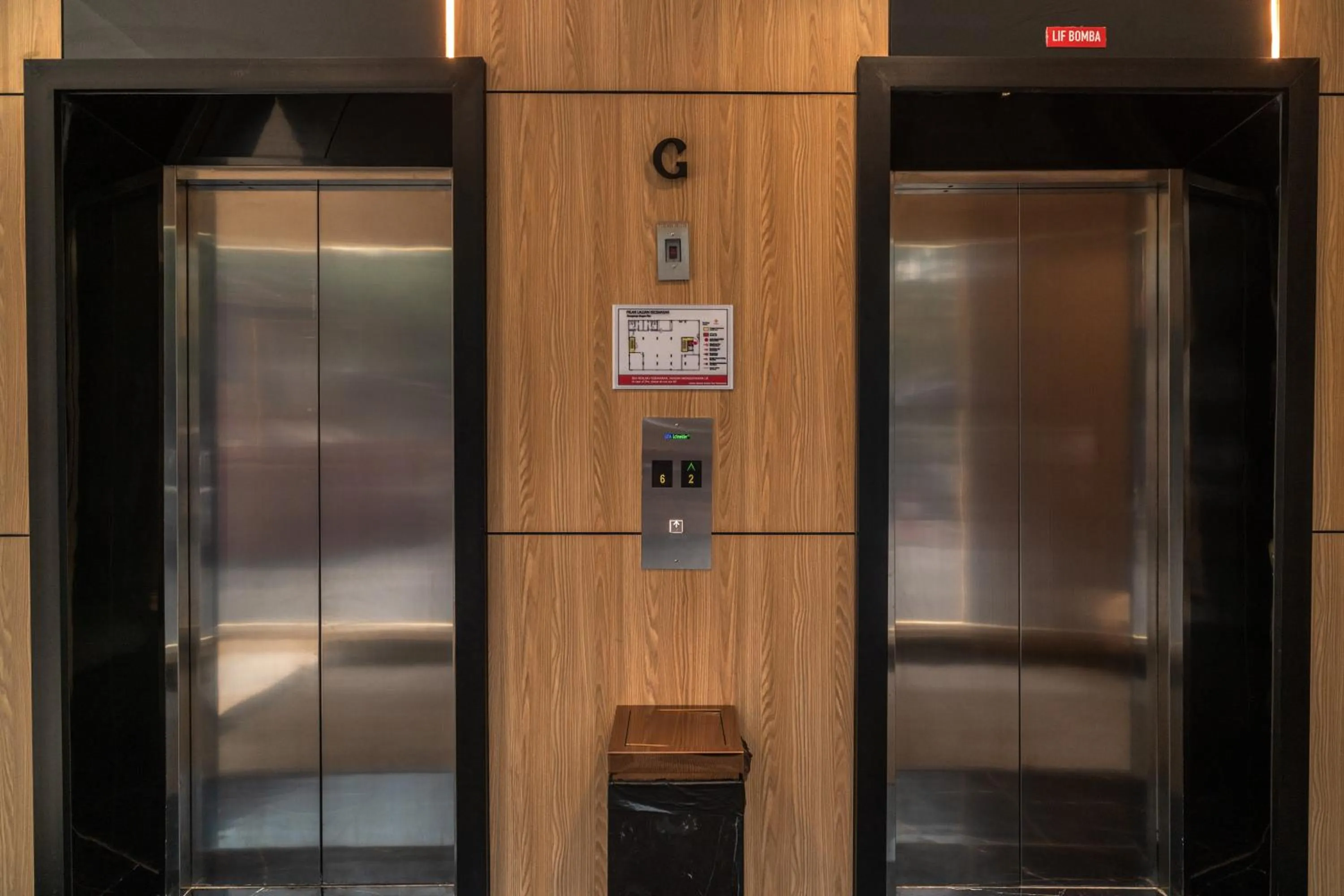 elevator in DJ Citi Plaza Hotel & Suites