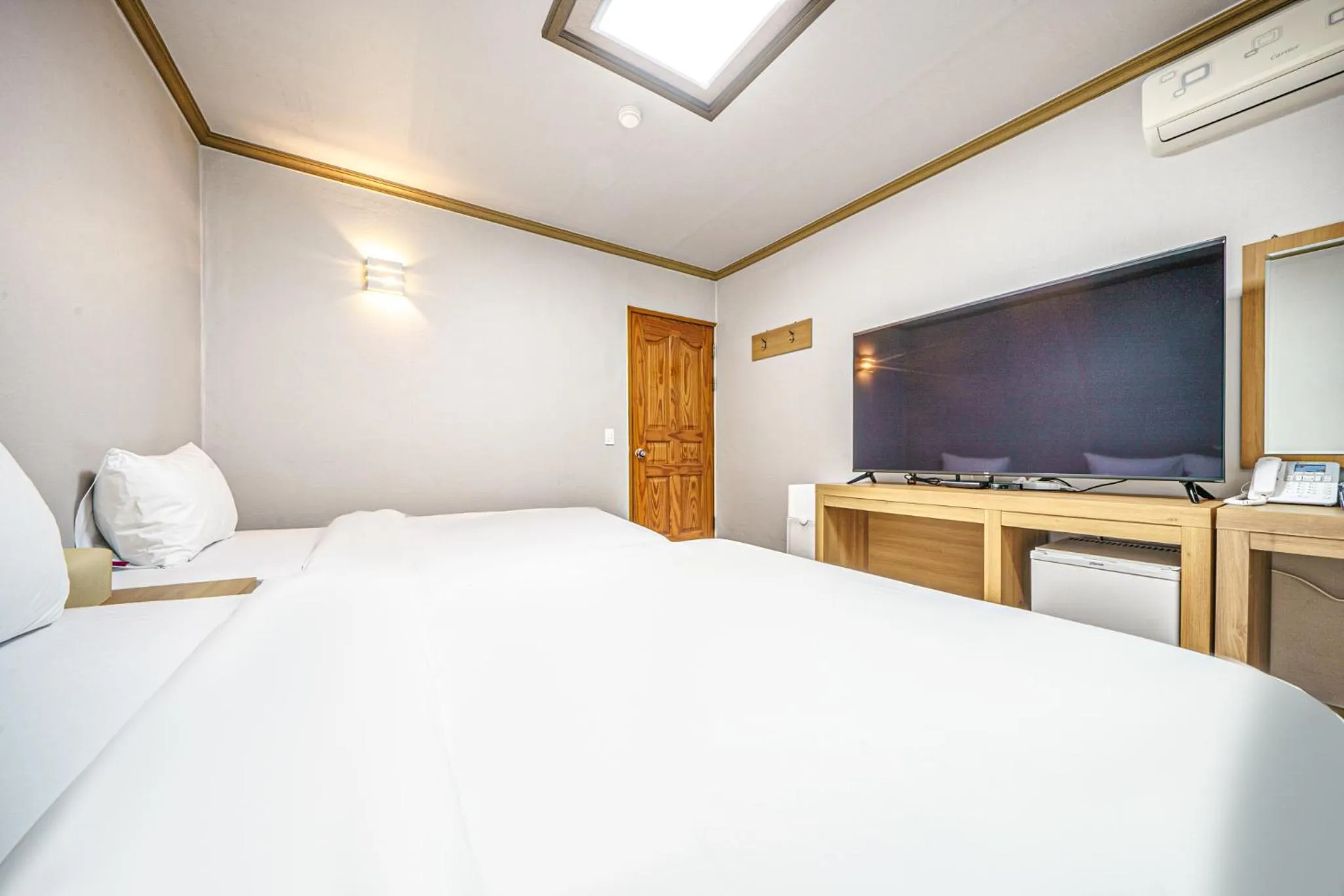 TV and multimedia, Bed in California Hotel