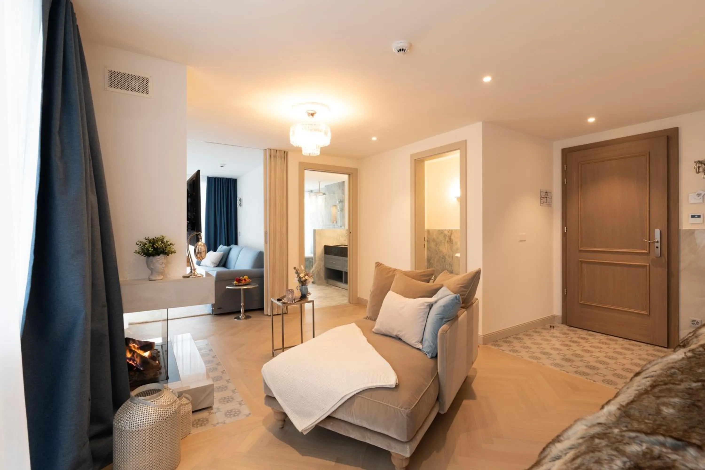 Seating area, Bed in Mirabeau Etoile