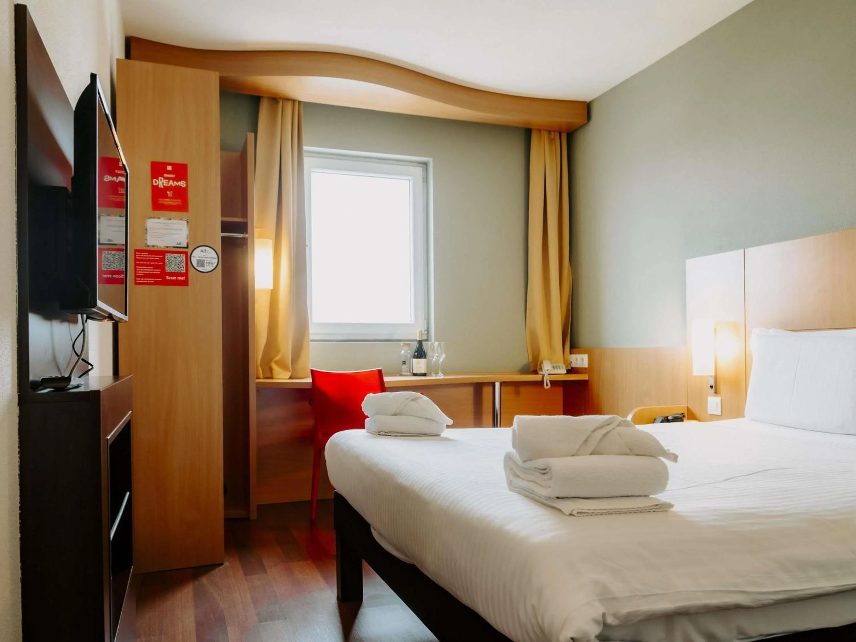 Bedroom, Bed in Ibis Sofia Airport Hotel