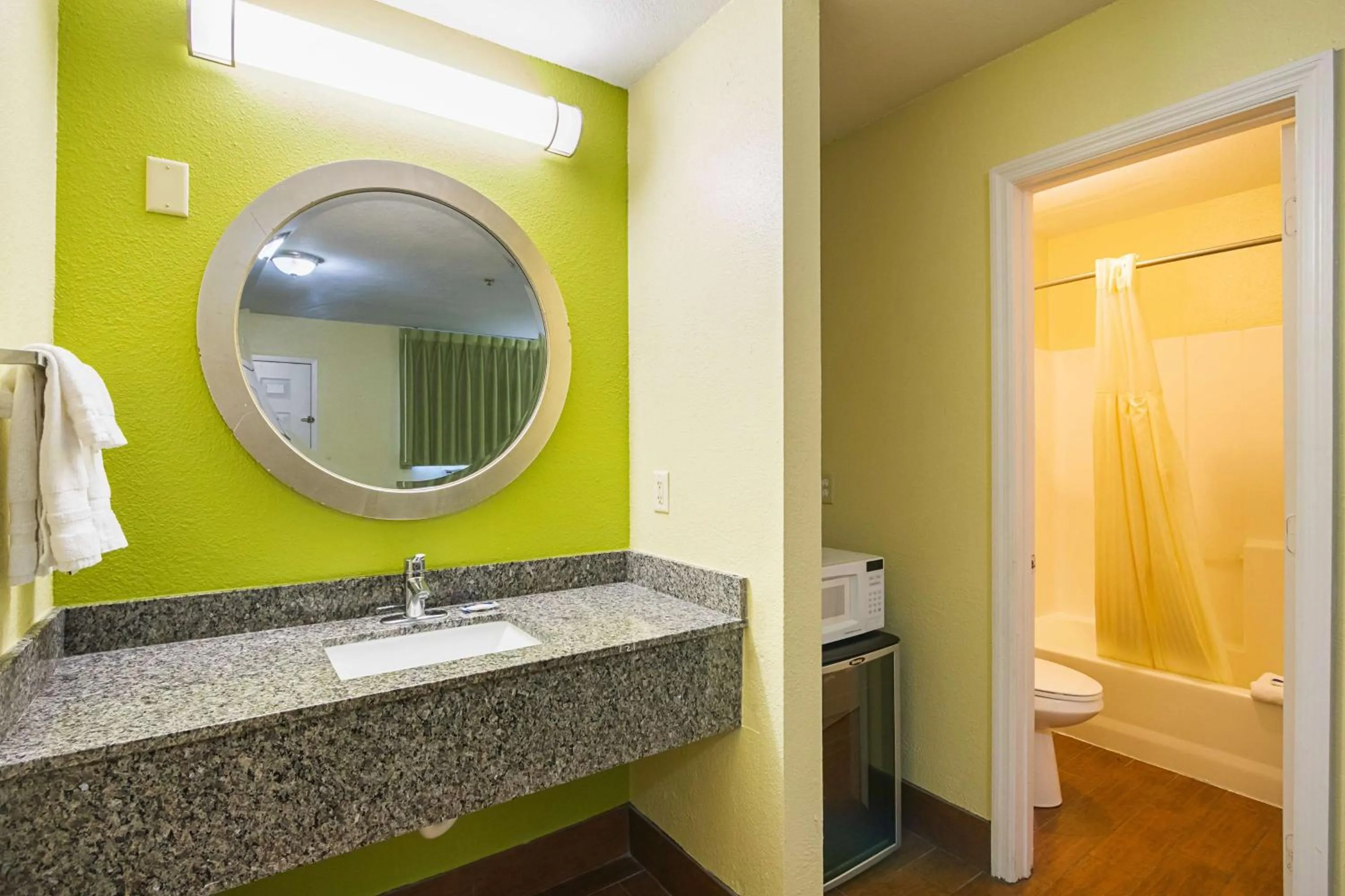 Toilet in Savannah Garden Inn