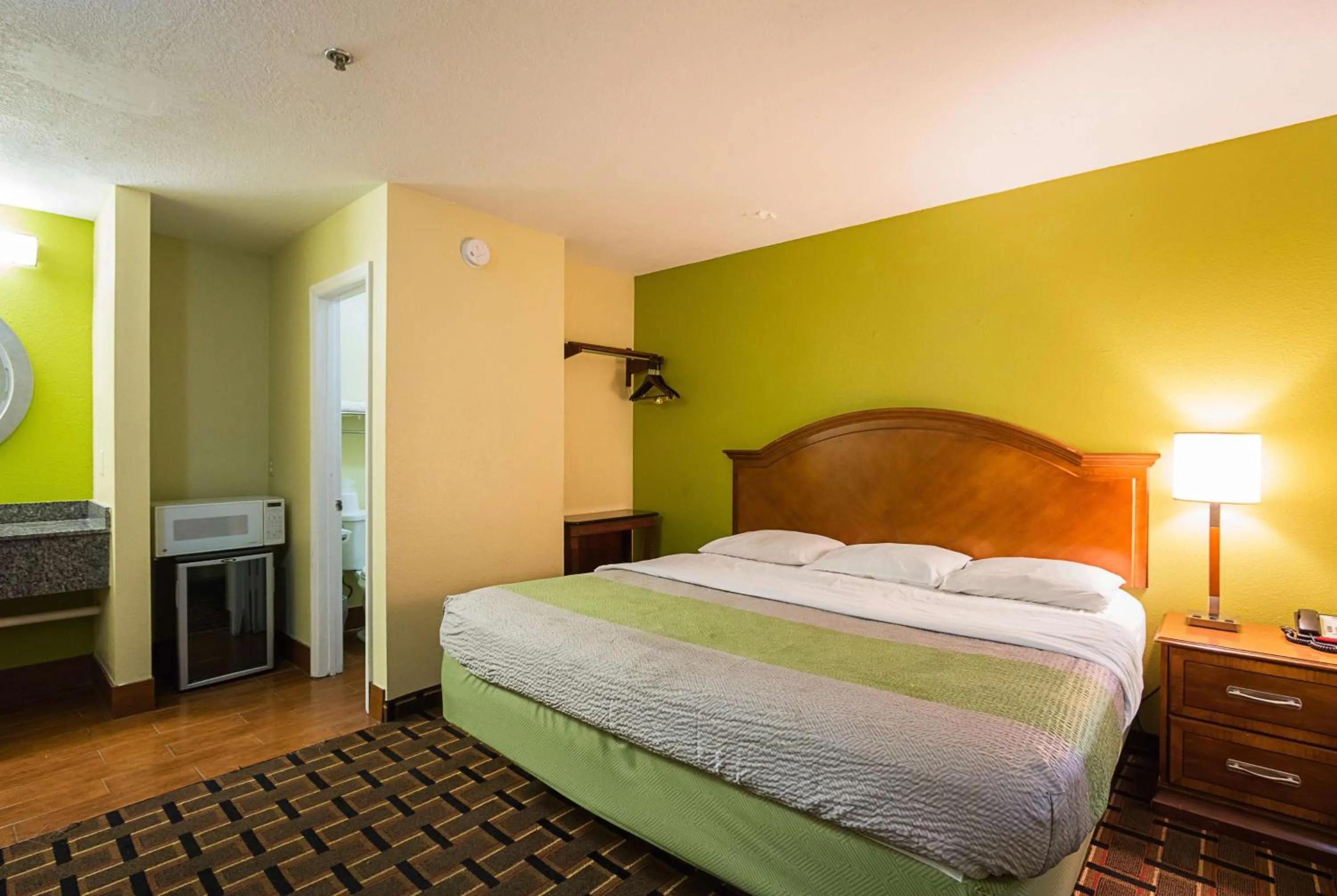 Photo of the whole room, Bed in Savannah Garden Inn