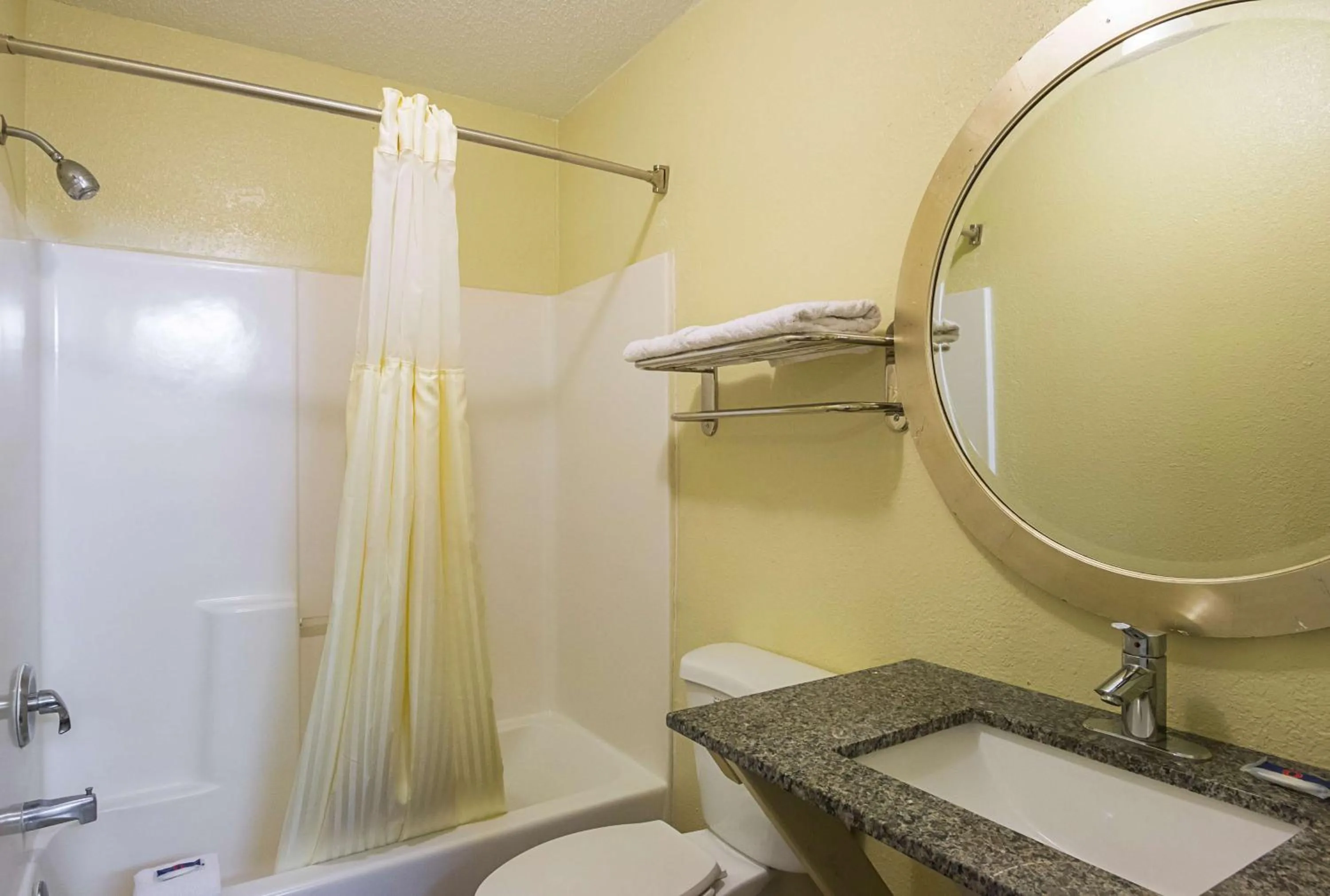 Shower in Savannah Garden Inn