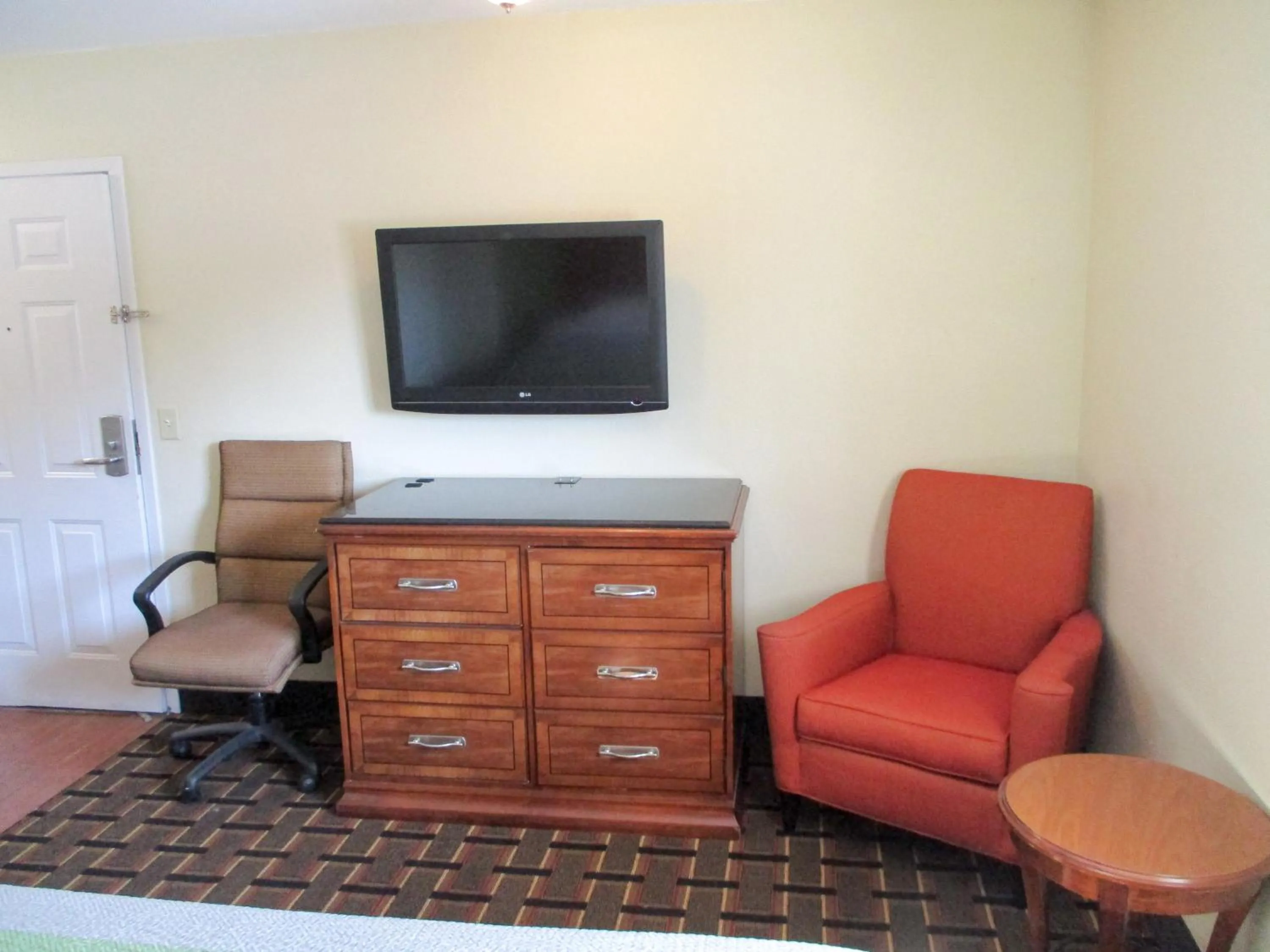 Bedroom in Savannah Garden Inn