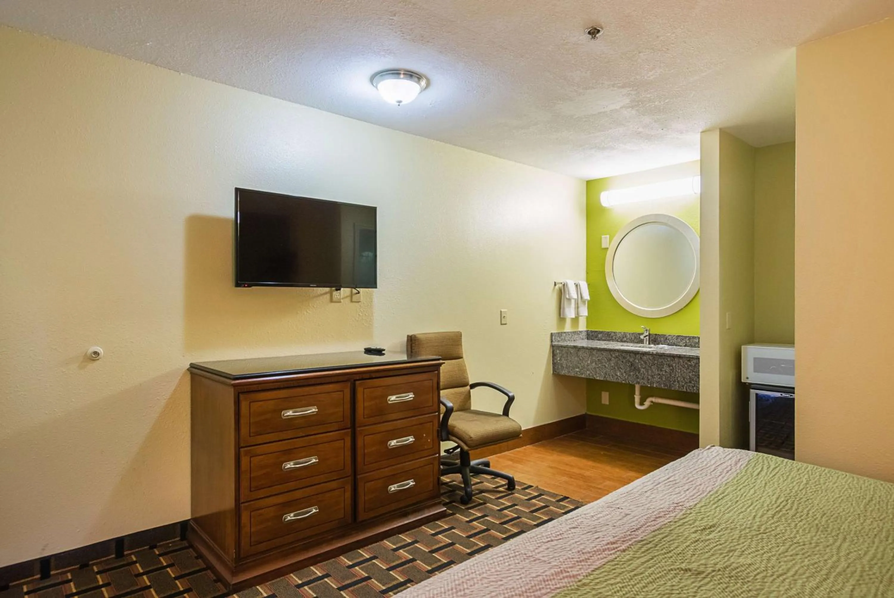 Bathroom, Bed in Savannah Garden Inn