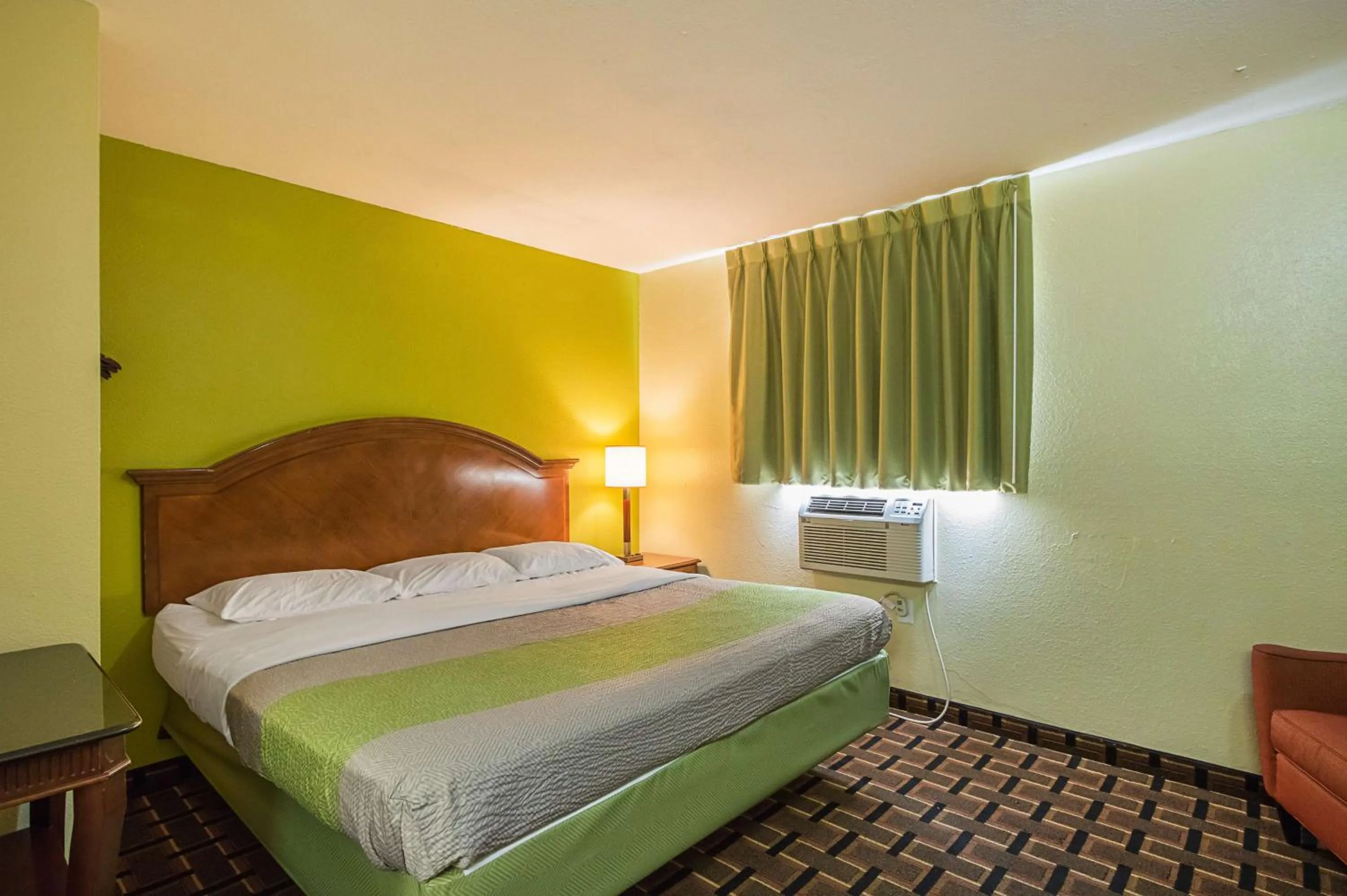 Photo of the whole room, Bed in Savannah Garden Inn