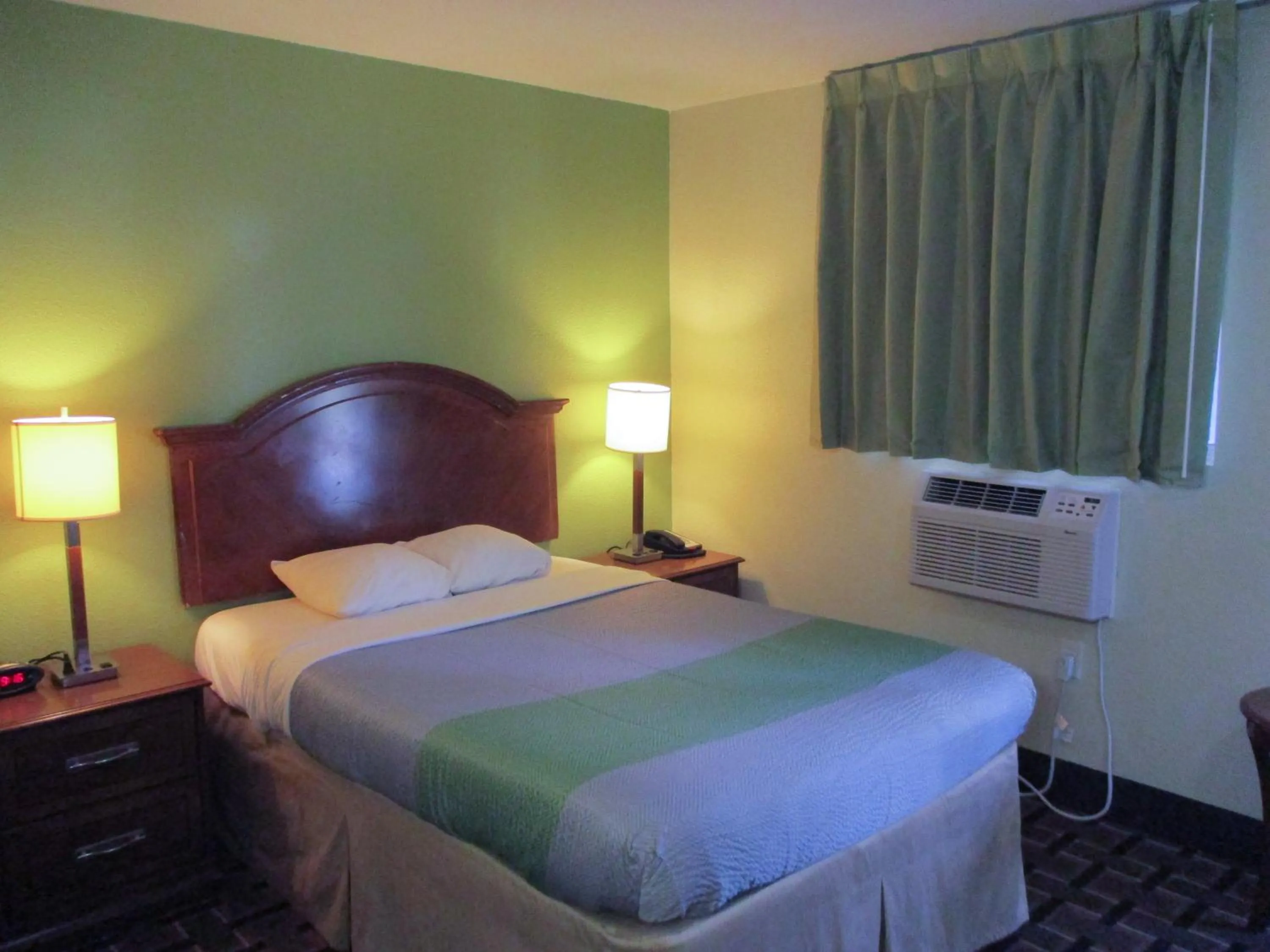 Bedroom, Bed in Savannah Garden Inn