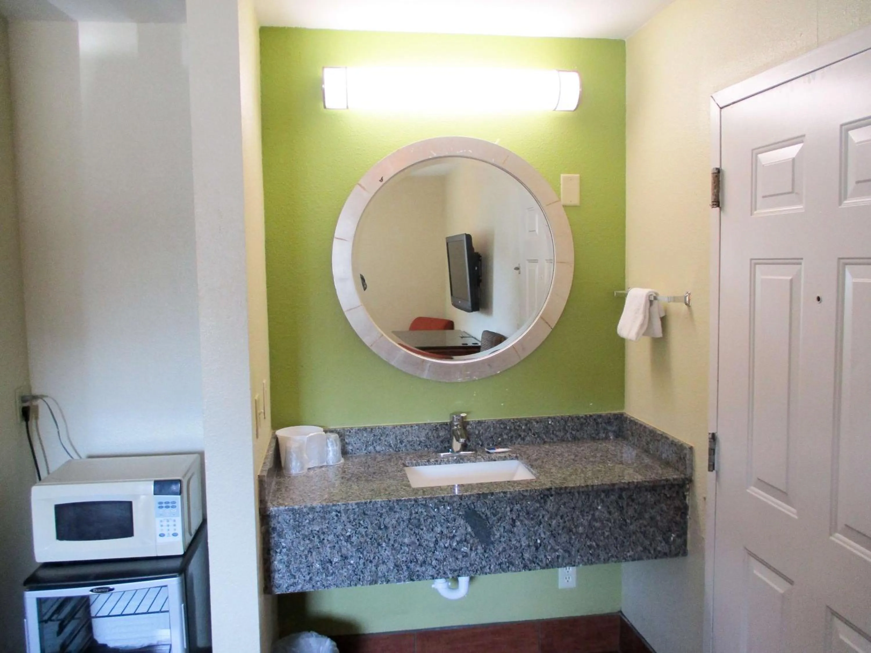 Bathroom in Savannah Garden Inn