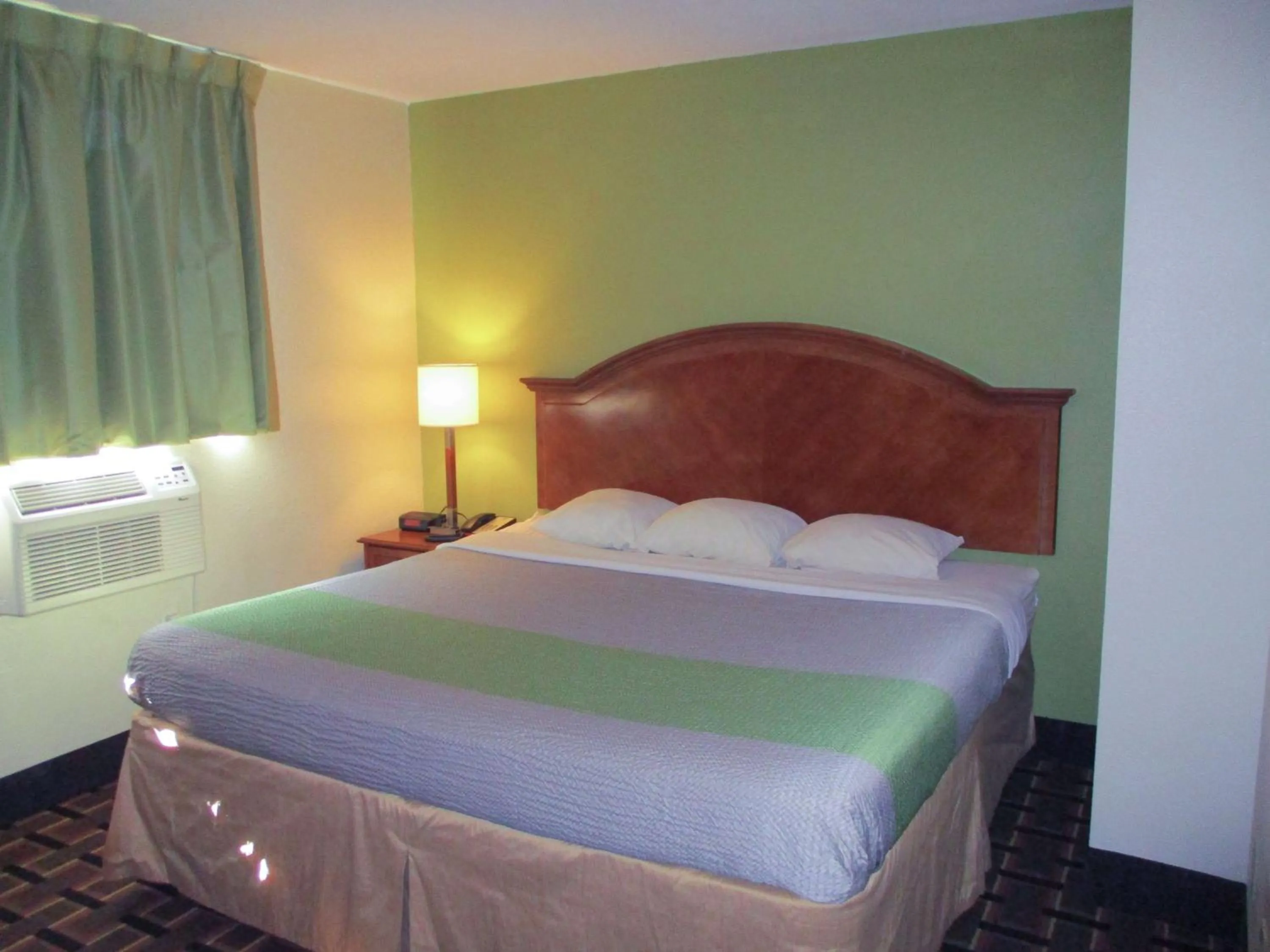 Photo of the whole room, Bed in Savannah Garden Inn