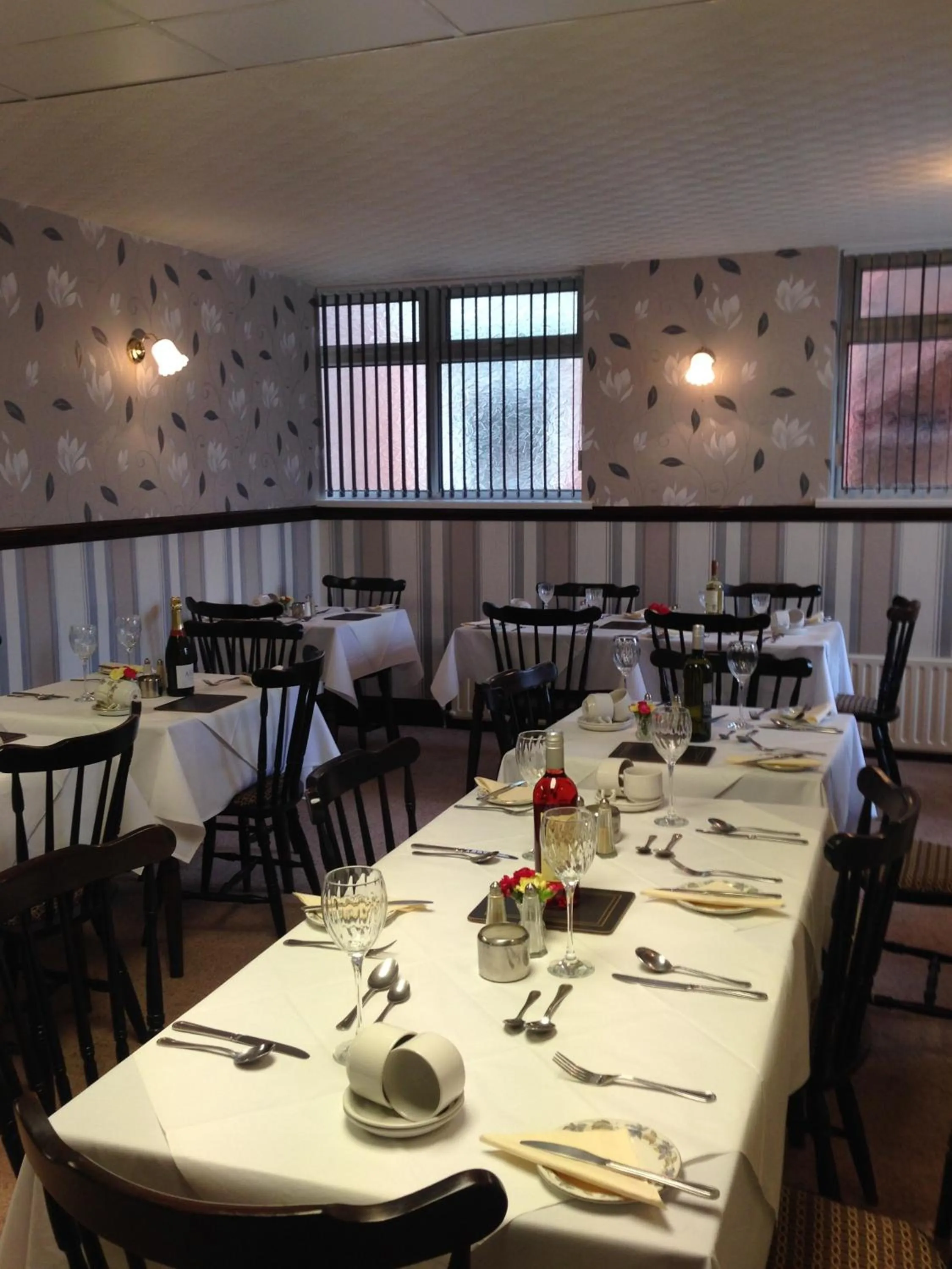 Restaurant/places to eat in Sherwood Hotel