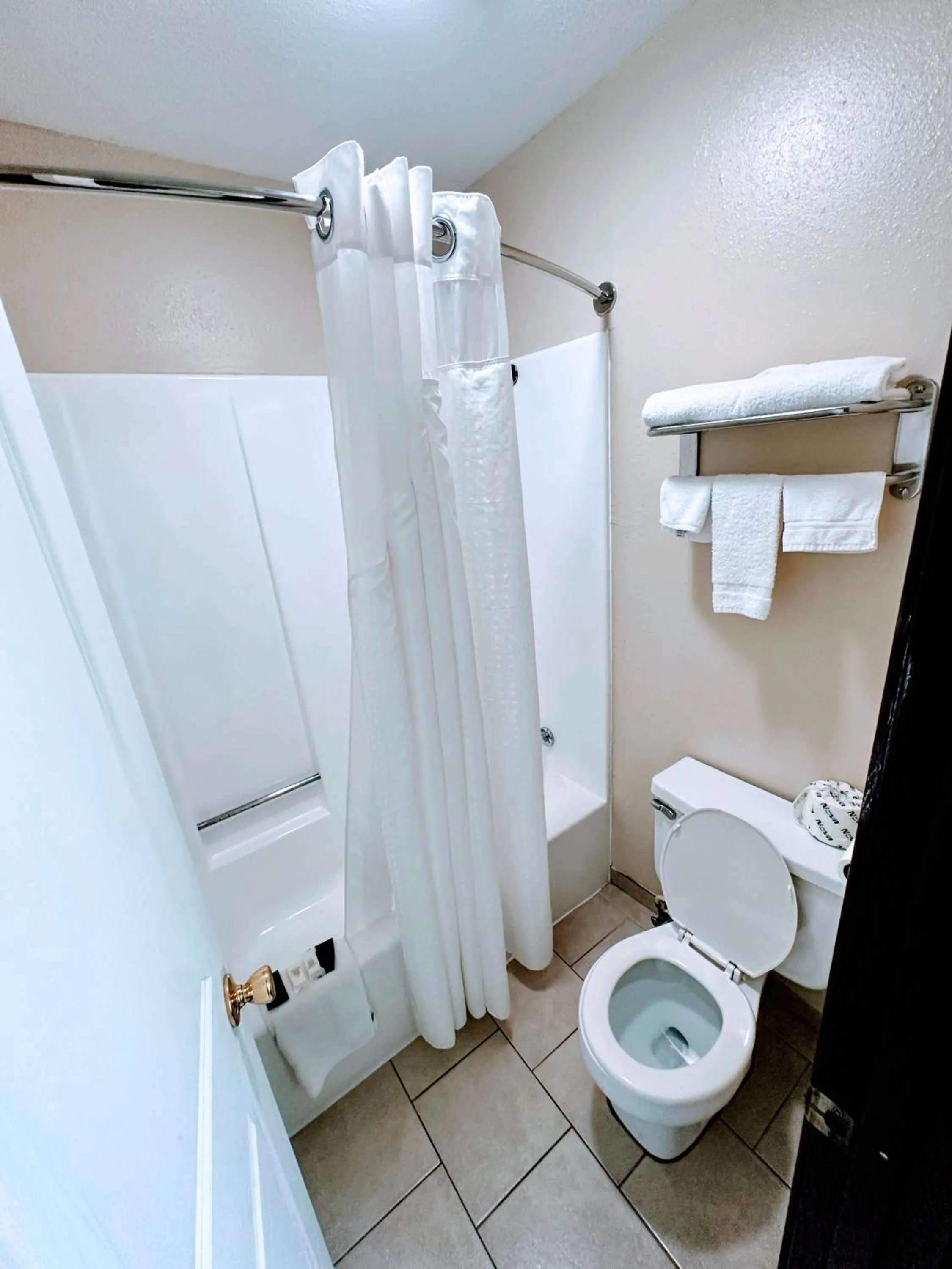 Shower in Relax Inn Henryetta