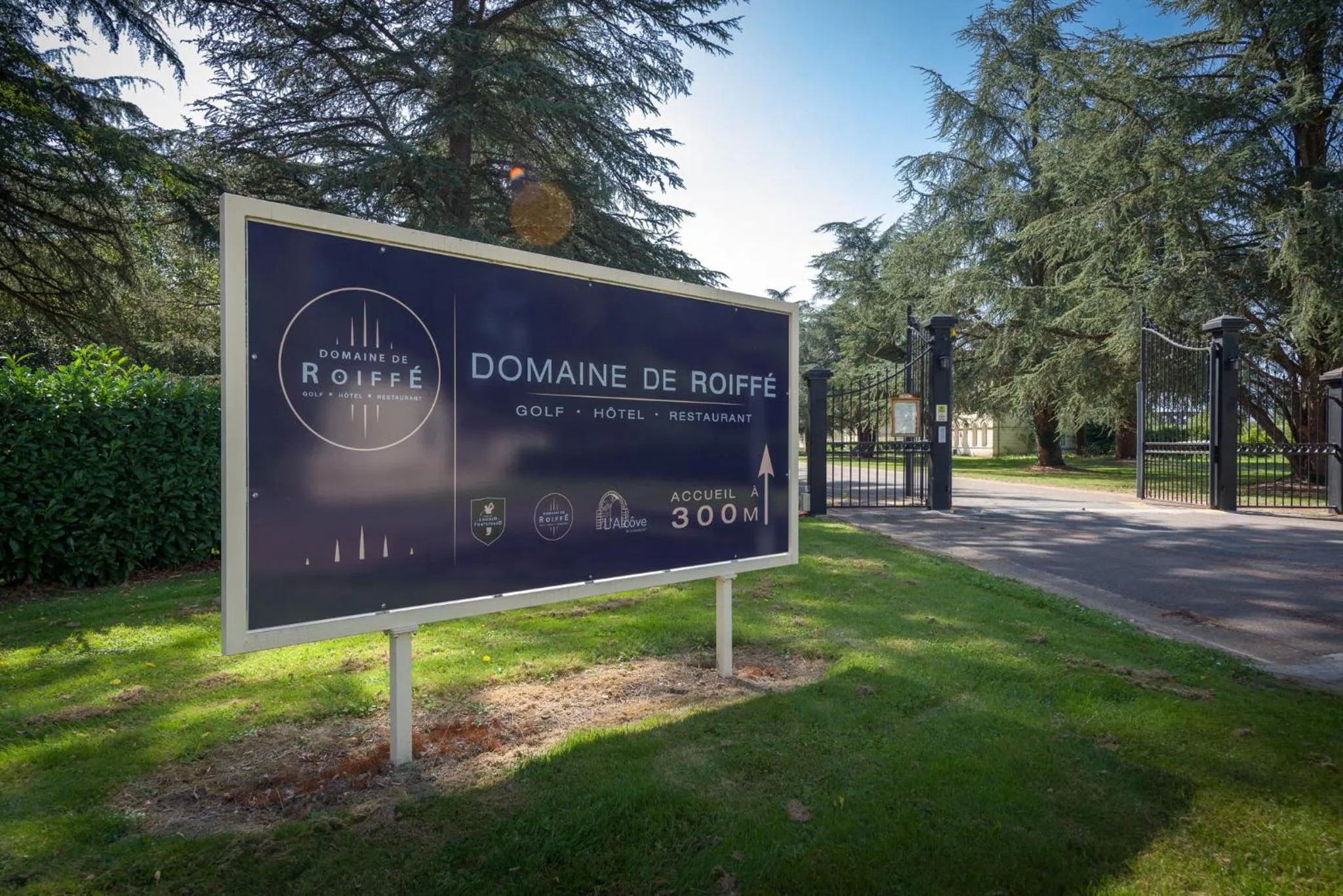 Facade/entrance in Domaine de Roiffé