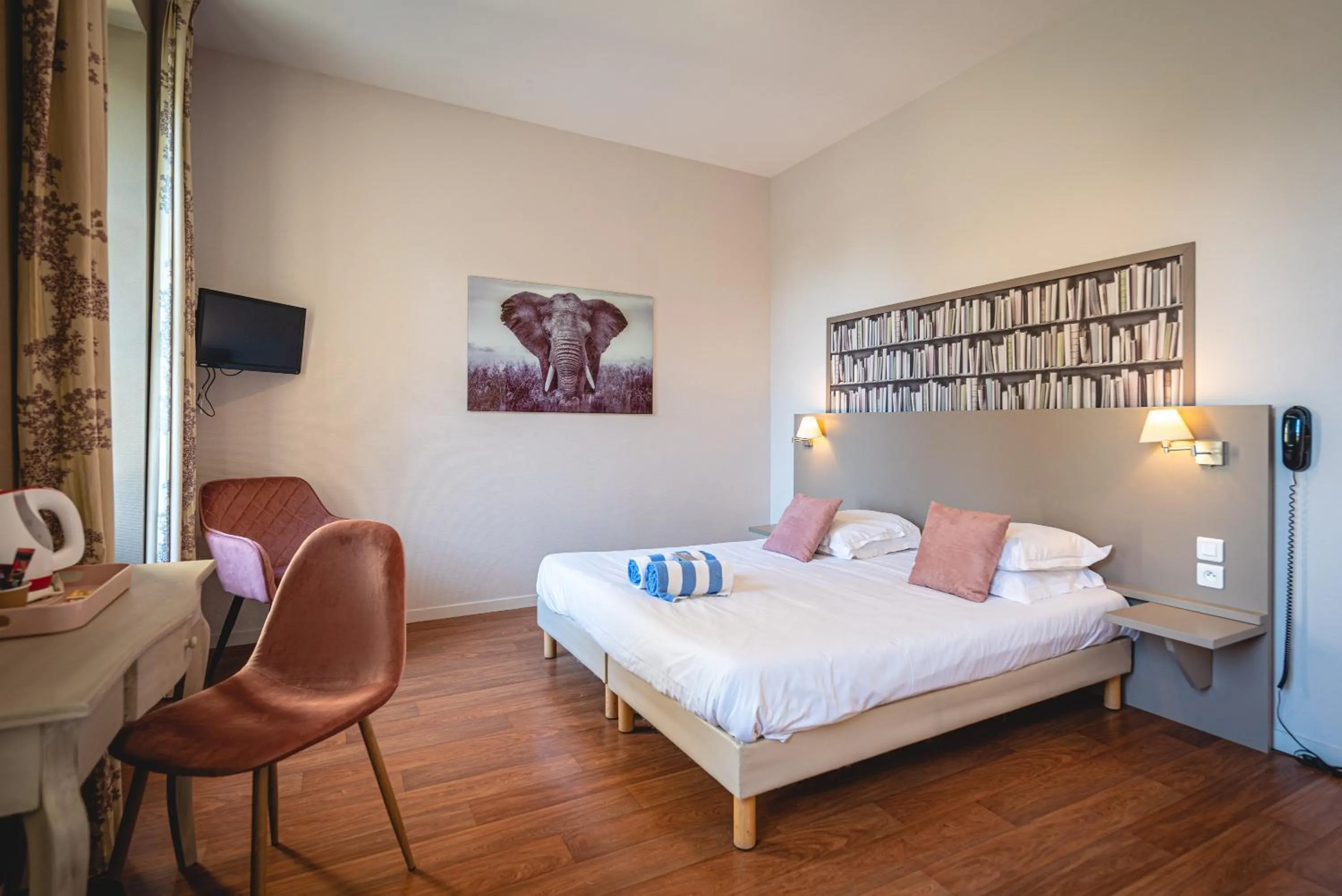 Bedroom, Bed in Domaine de Roiffé
