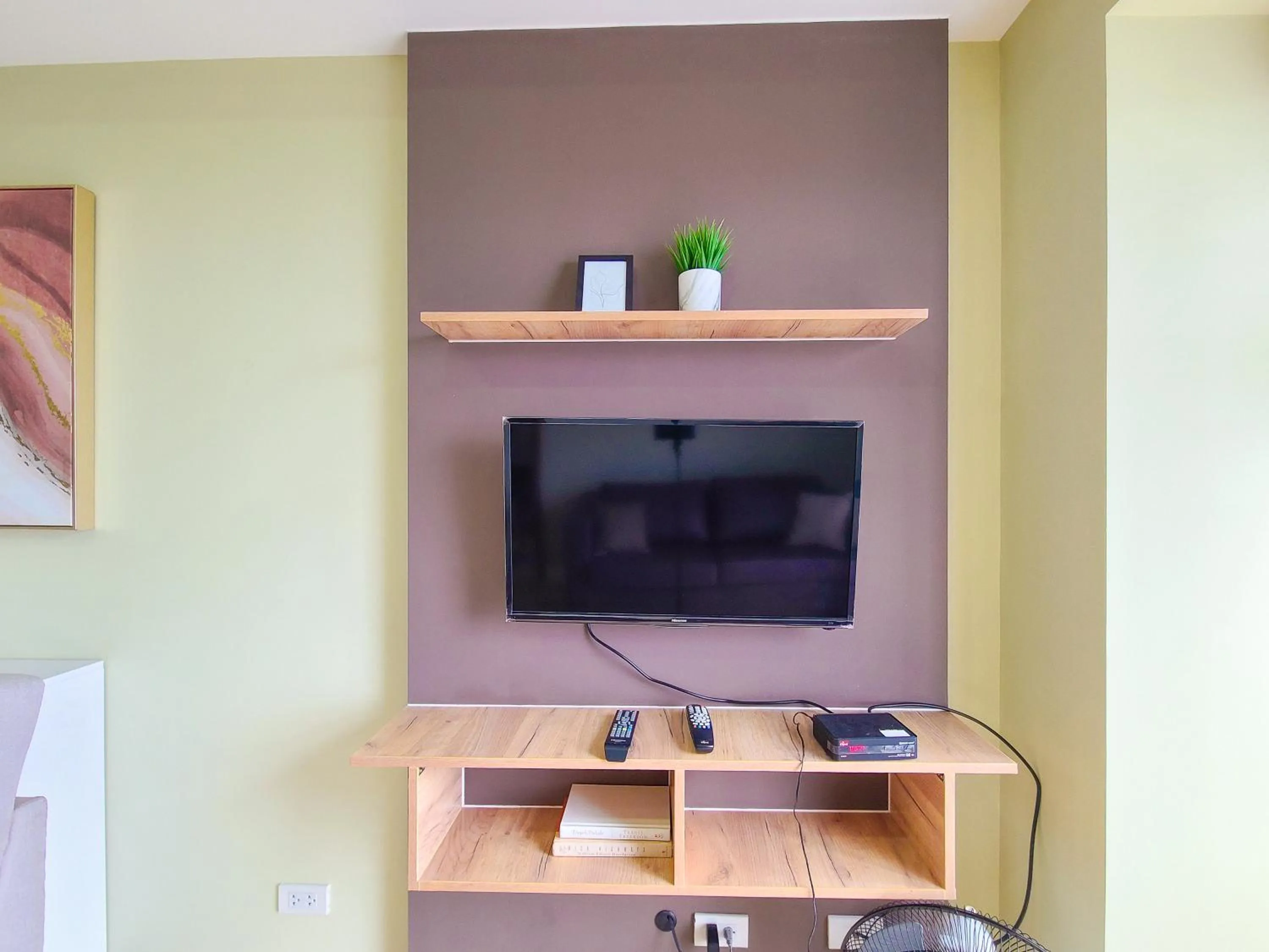 TV and multimedia in Suite 1 Bedroom with Seaview-Horizons 101