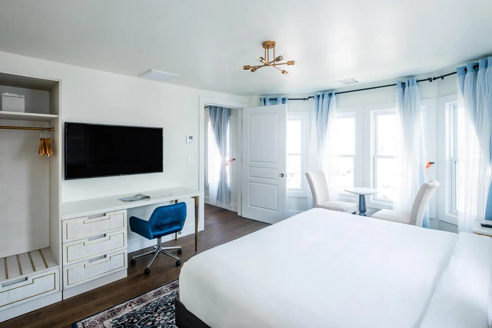 Photo of the whole room in Scarborough Inn