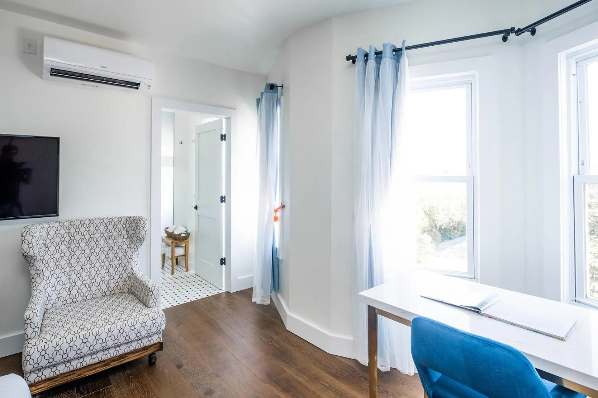 TV and multimedia in Scarborough Inn