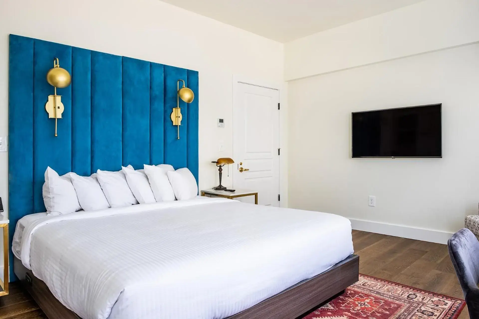 Standard King Room in Scarborough Inn Standard King Room in Scarborough Inn