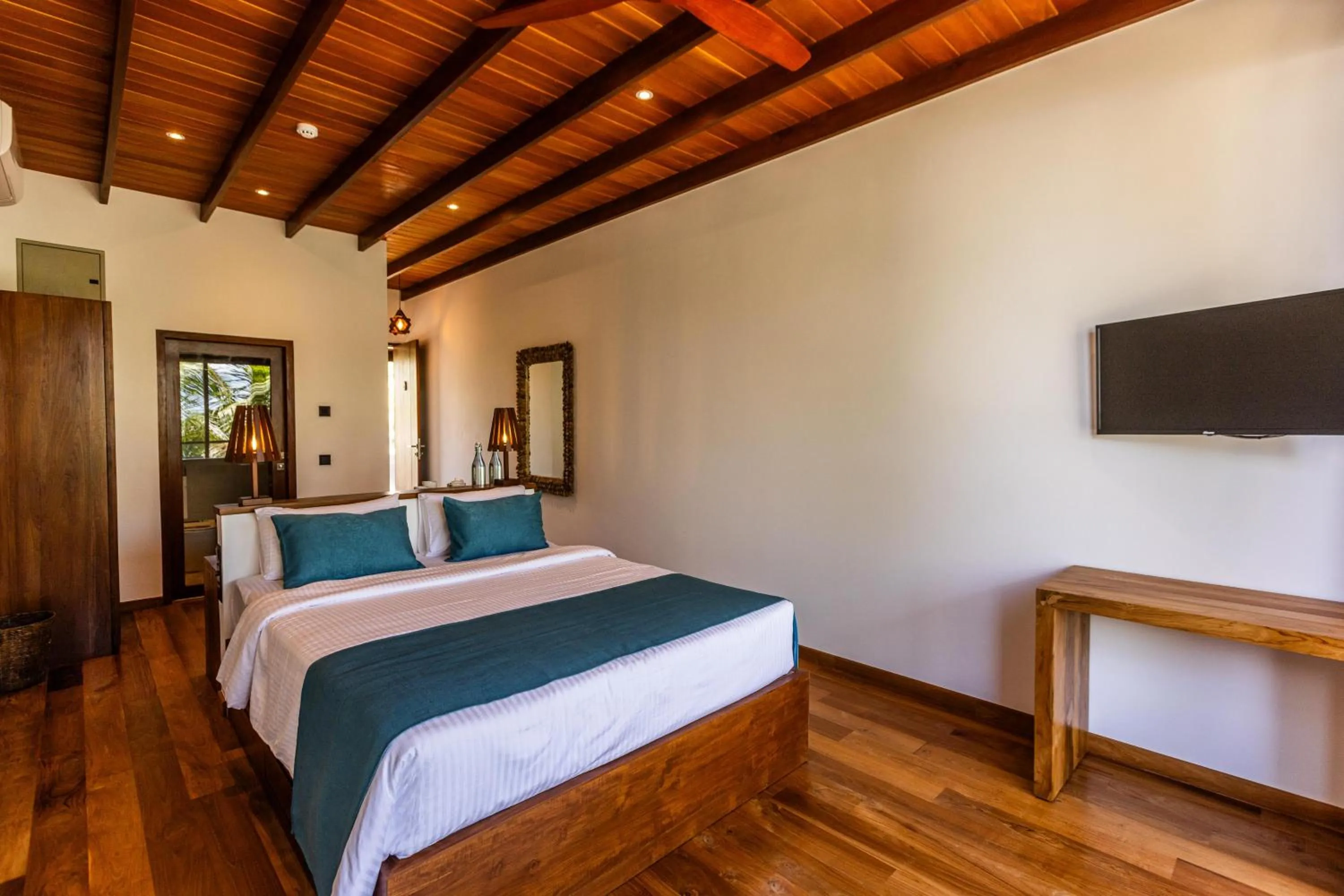 Communal lounge/ TV room, Bed in BK Beach Boutique Hotel - Hikkaduwa