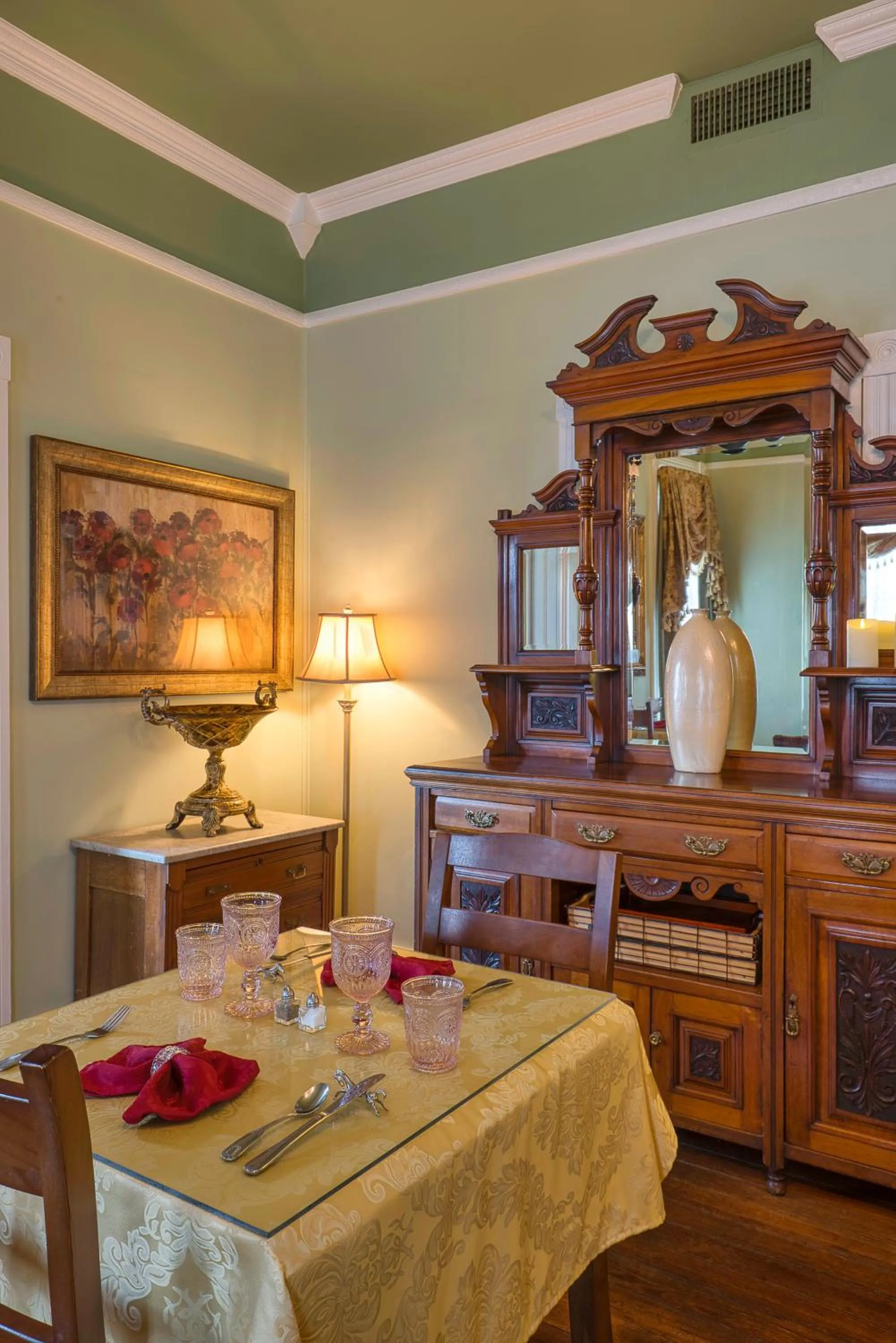 Dining area in Victorian House Bed and Breakfast