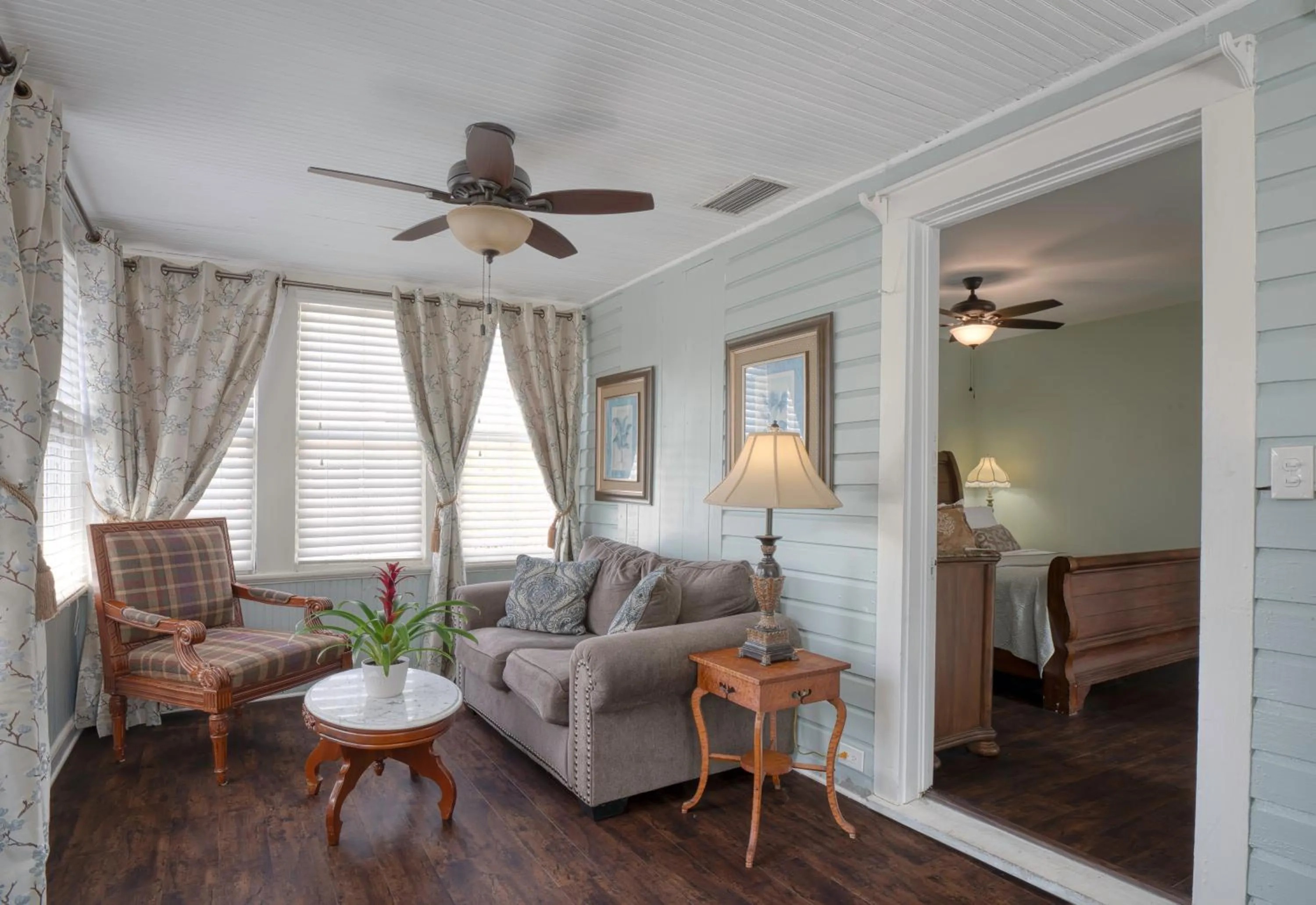 Living room in Victorian House Bed and Breakfast