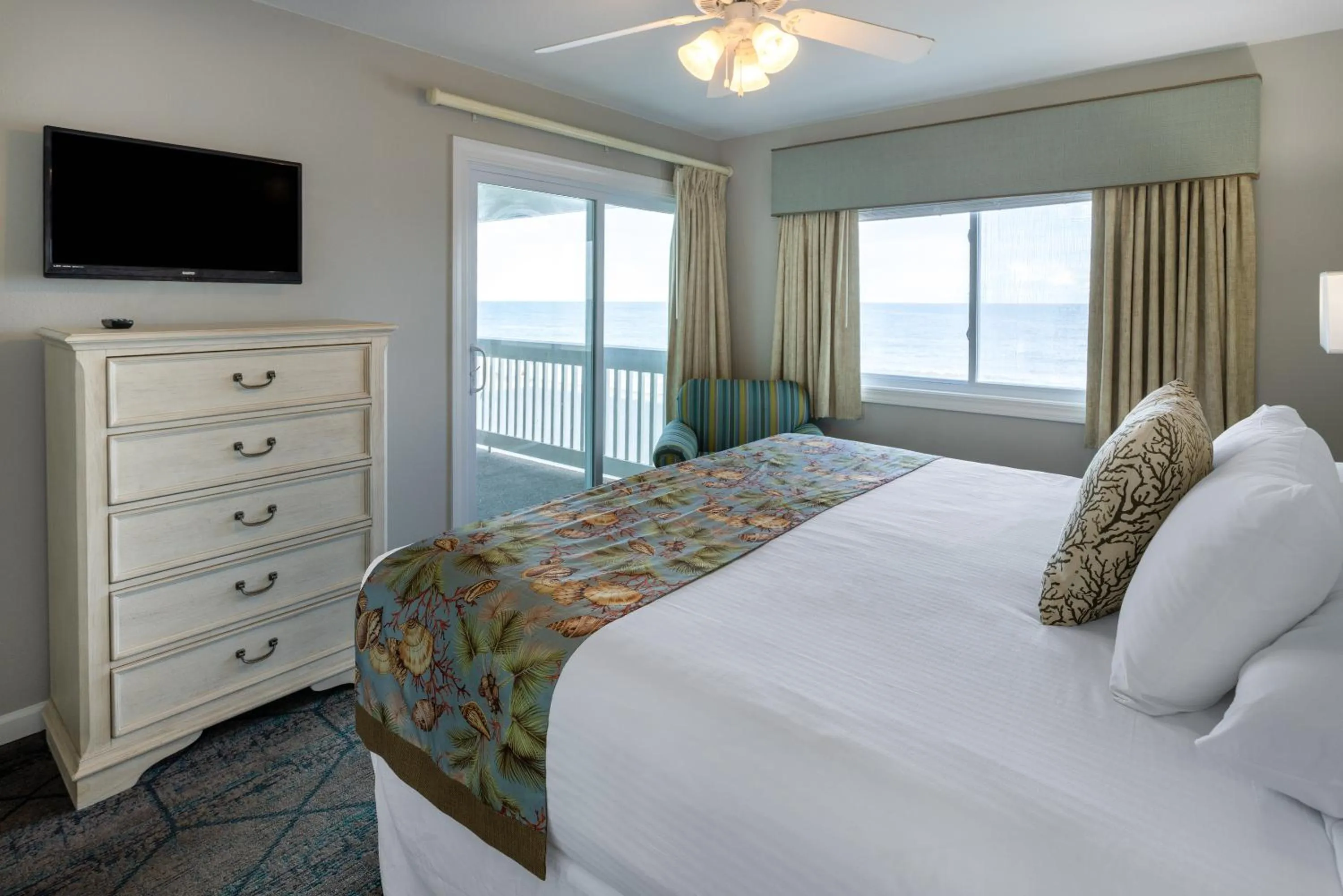 Bed in Sandpebble Beach Club Surfside Beach a Ramada by Wyndham