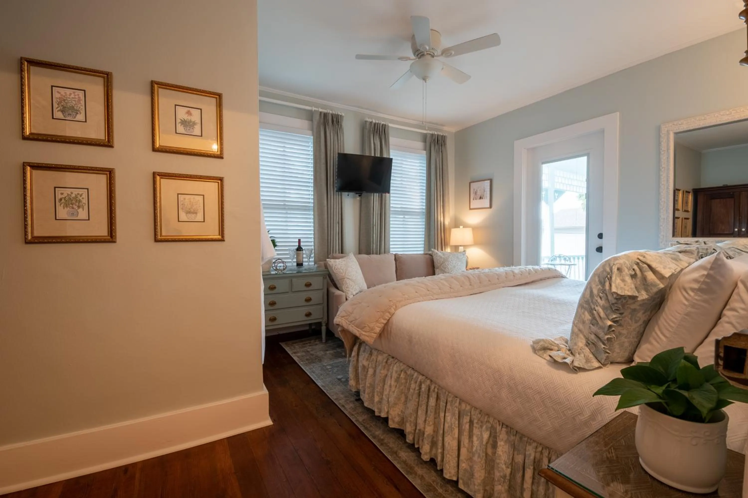 Seating area, Bed in The Kenwood Inn Oldest Bed and Breakfast, St Augustine Historic District