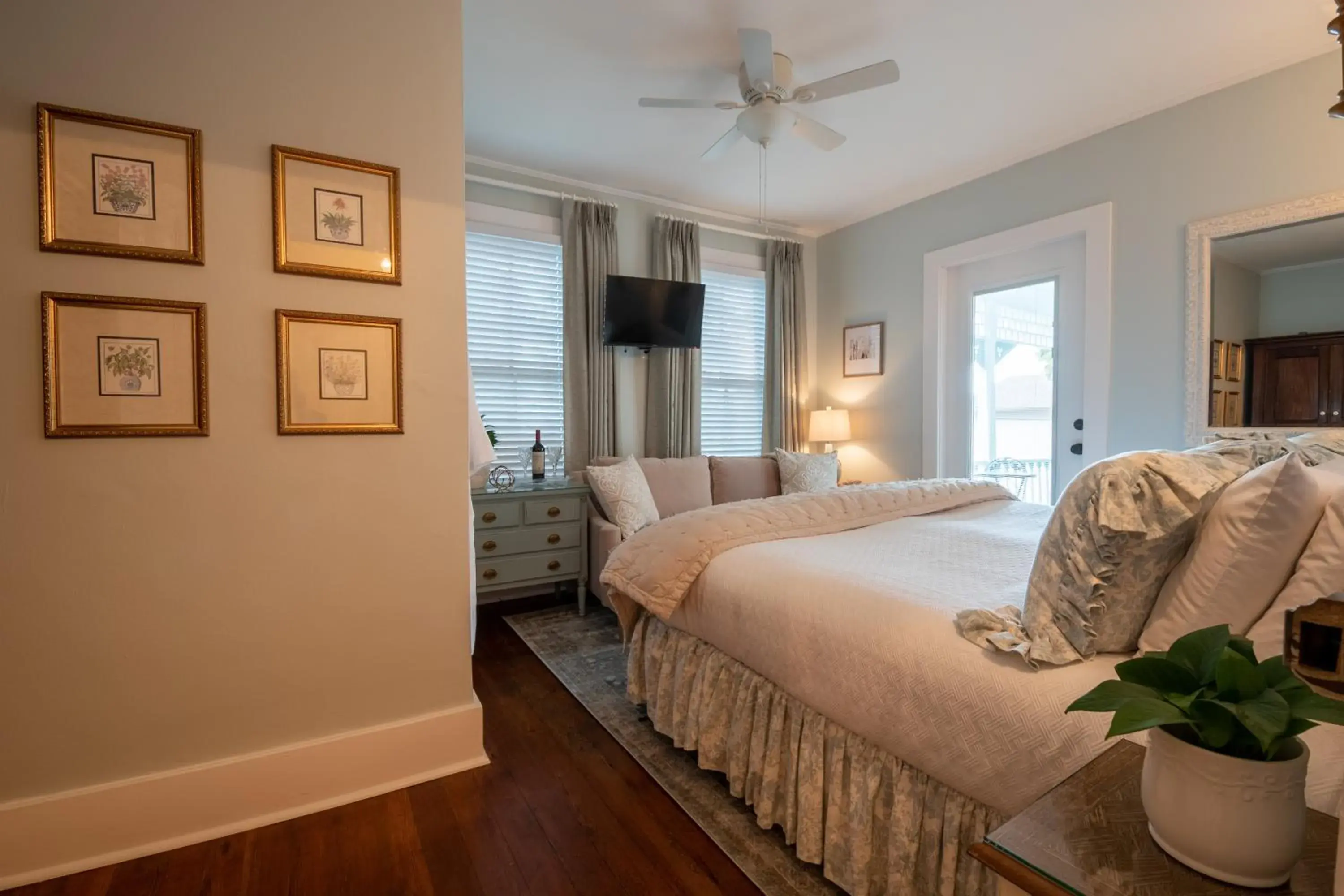 Double Room with Balcony in The Kenwood Inn Oldest Bed and Breakfast, St Augustine Historic District Double Room with Balcony in The Kenwood Inn Oldest Bed and Breakfast, St Augustine Historic District