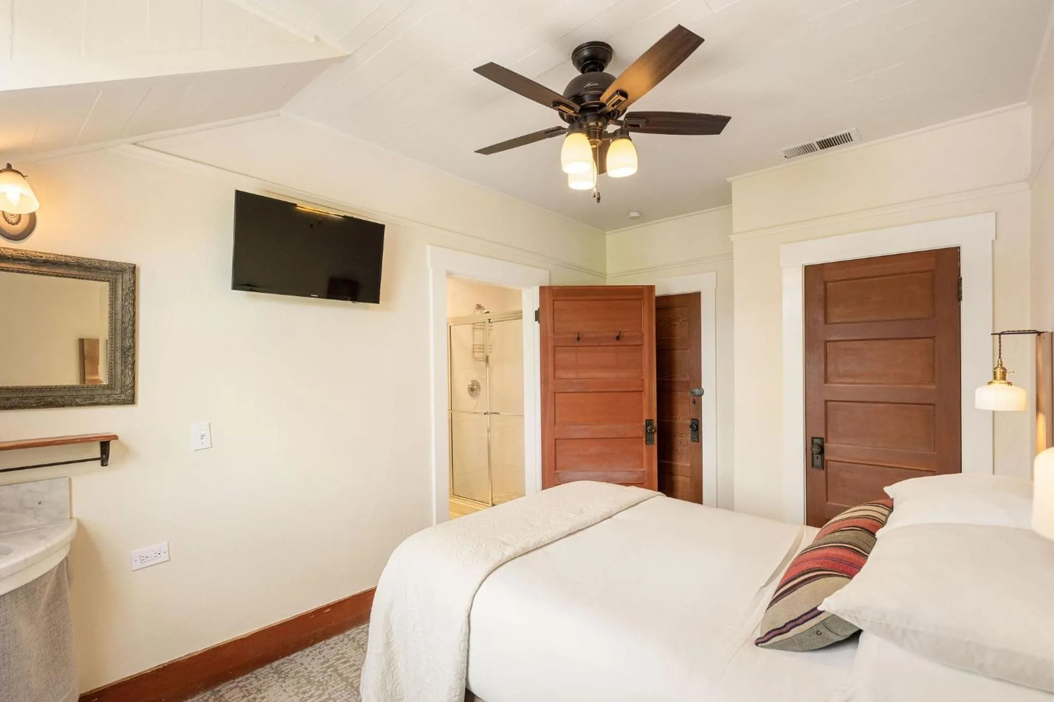 Shower, Bed in Sonoma Hotel