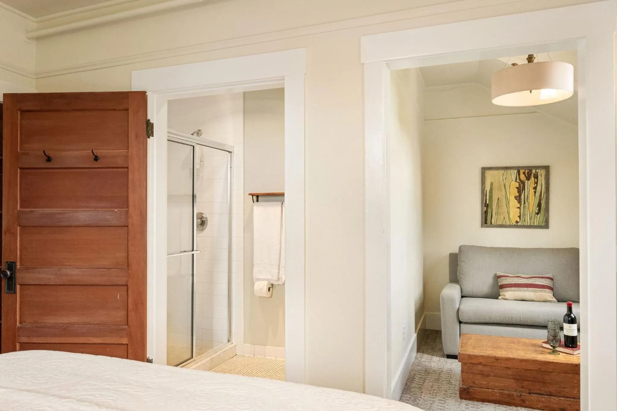 Photo of the whole room, Bed in Sonoma Hotel