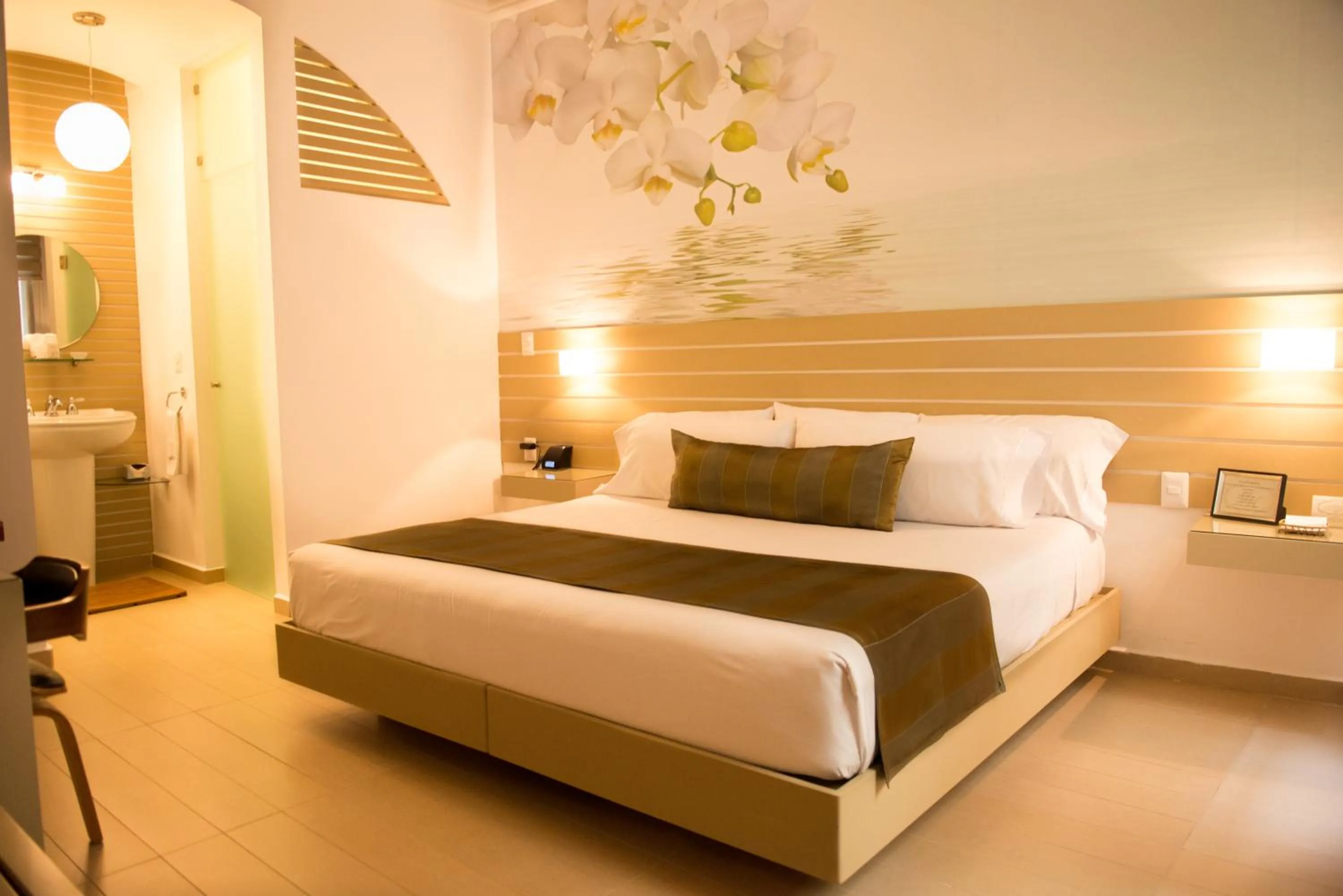 Photo of the whole room, Bed in Grand Hotel Tepatitlán