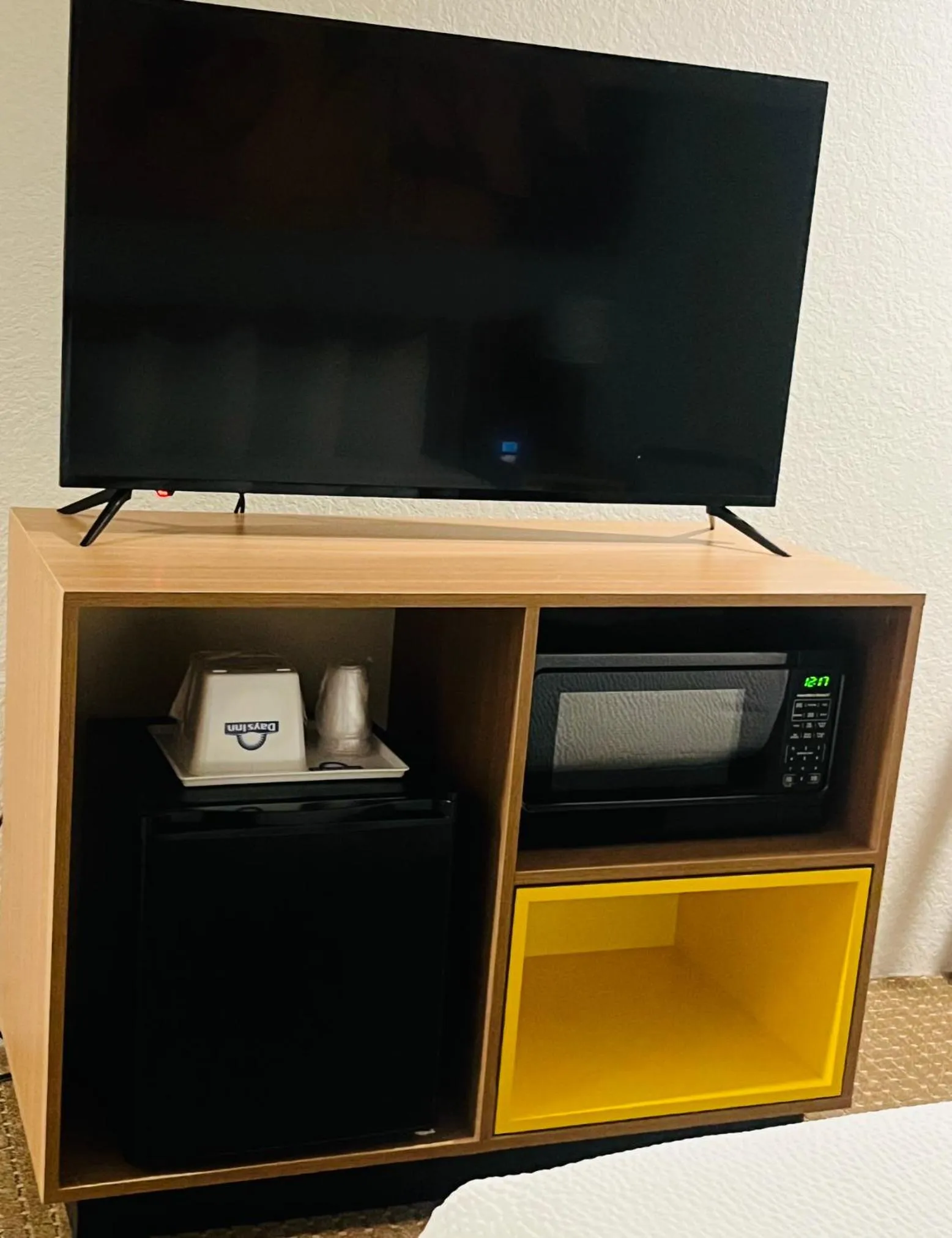 TV and multimedia in Days Inn by Wyndham Wall