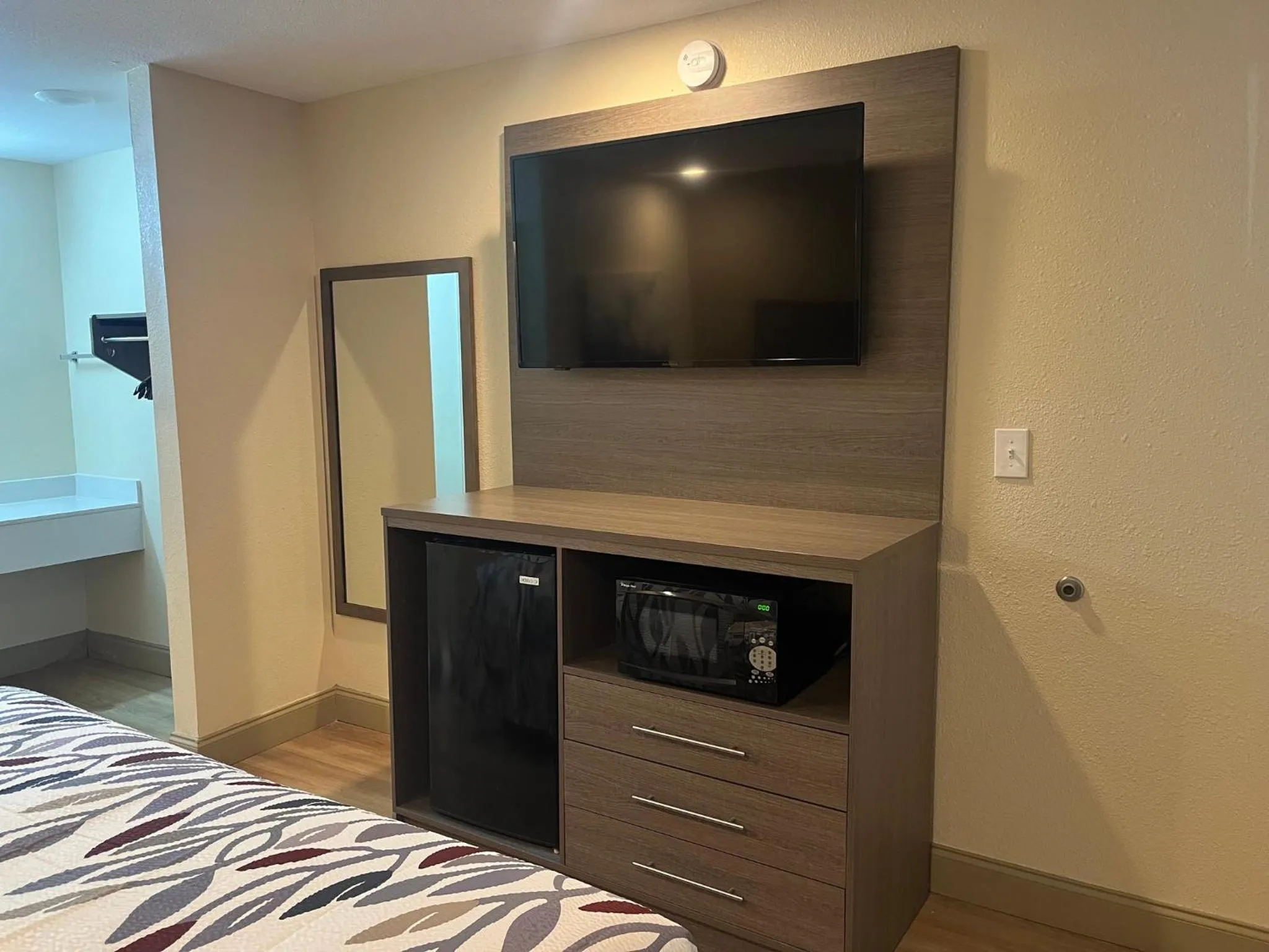 Photo of the whole room, Bed in Deluxe Inn