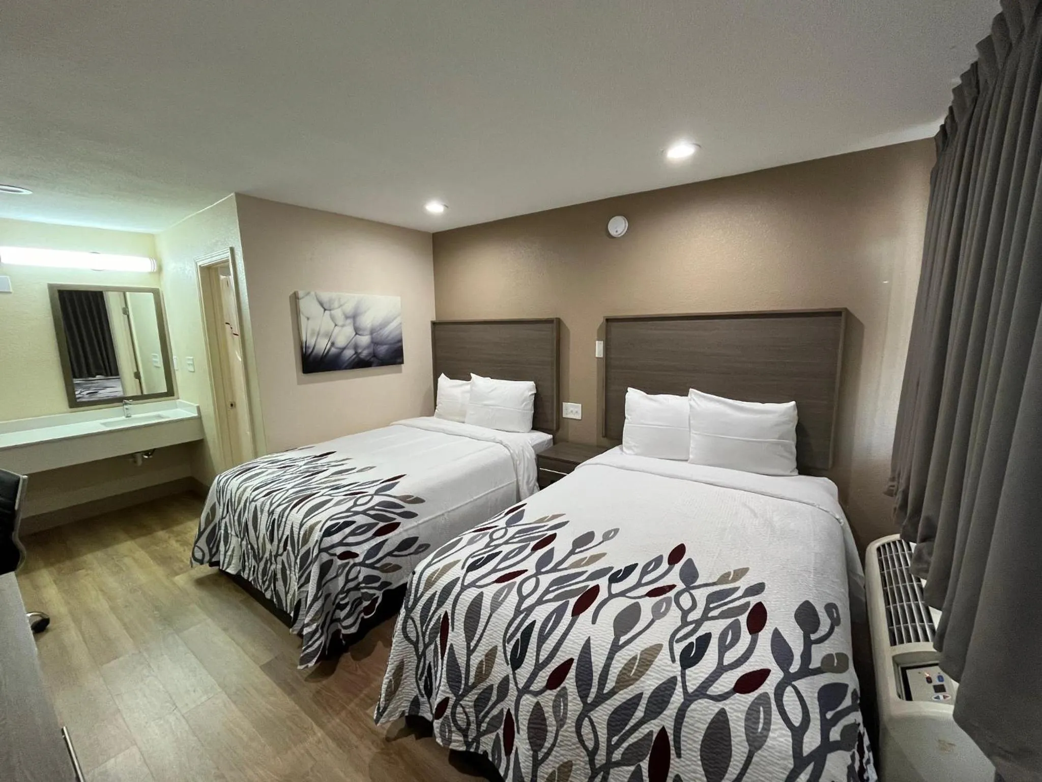 Photo of the whole room, Bed in Deluxe Inn