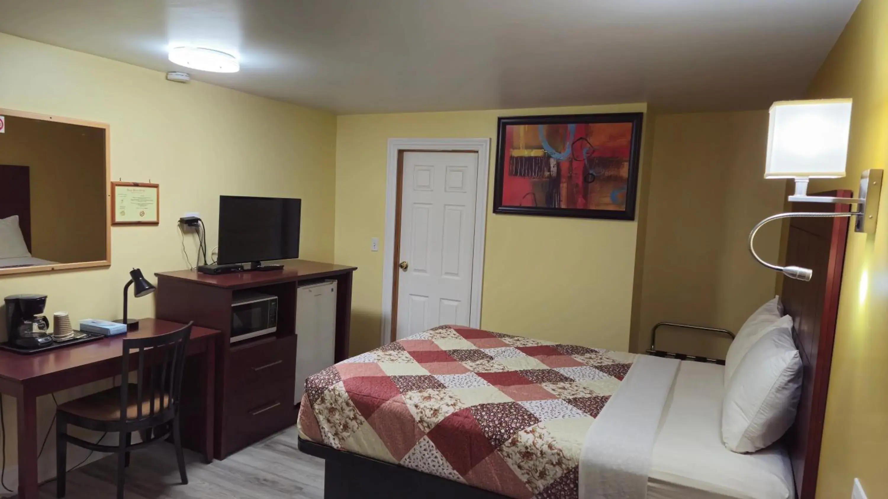 Queen Room in Deep River Motel Queen Room in Deep River Motel