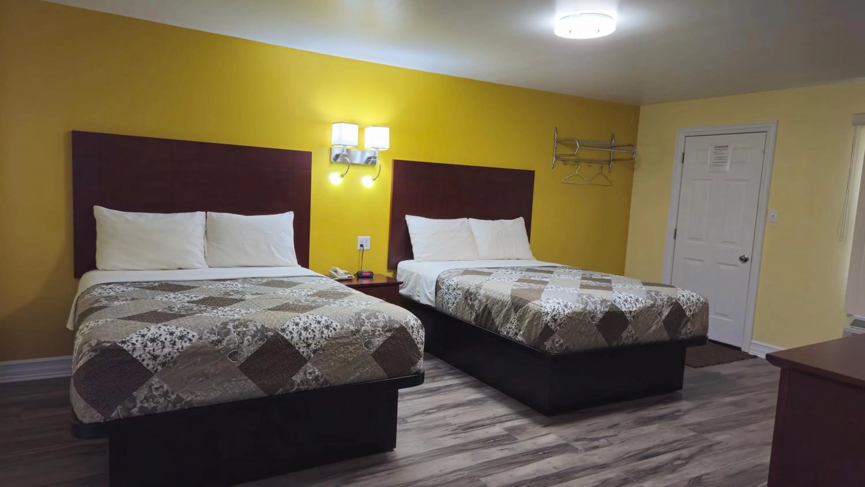 Bed in Deep River Motel