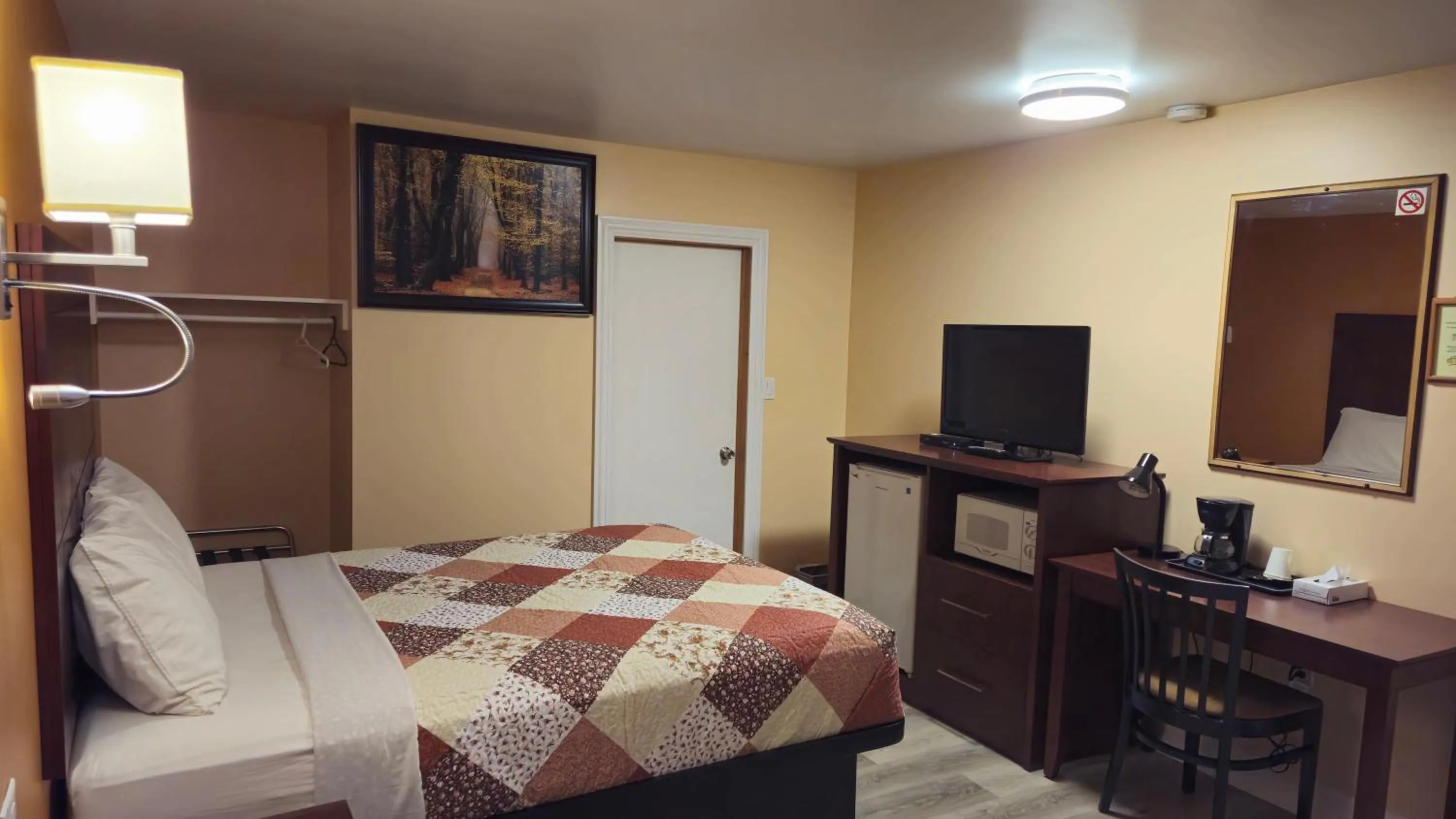 Bed in Deep River Motel